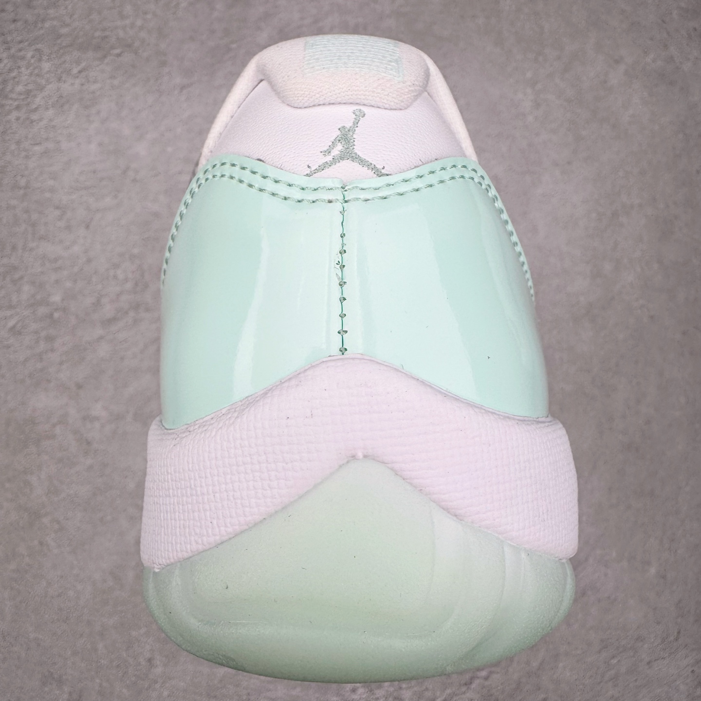 图片[8]-＃KZ神版 Air Jordan AJ11 Low 低帮 薄荷绿 AH7860-103 市场中端王者 耗时半年巨作 全套原纸板楦头开发 确保原汁原味 完美呈现11代版型 此版本只针对中端市场 皮料材质有所更替 其他数据细节工艺流程均保持一致绝不口嗨 细节品控鞋型随意秒杀市面3XX 原楦原档案数据开模打造 原厂中底拉帮钢印 原厂进口漆皮 防冻不开裂 原装鞋撑 水晶大底正确色度色泽 原楦原数据刺绣 原厂车缝走线及对位 毫厘不差 飞人logo采用原数据电脑刺绣 原装正品碳纤维真实碳板 增强抗扭 原内标 原盒标 正确官方原盒 防氧化水晶外底 原厂配套全掌solo气垫 进口港宝加持 后跟自然饱满 全鞋荧光划线卡点 追求极致完美 每一双都是工艺品 多重QC质检 超越公司货的品控标准 实实在在的免检产品 尺码：36 36.5 37.5 38 38.5 39 40 40.5 41 42 42.5 43 44 44.5 45 46 47.5-选品中心