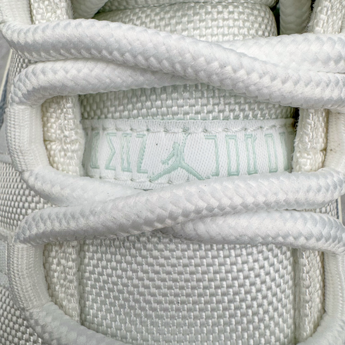 图片[13]-＃KZ神版 Air Jordan AJ11 Low 低帮 薄荷绿 AH7860-103 市场中端王者 耗时半年巨作 全套原纸板楦头开发 确保原汁原味 完美呈现11代版型 此版本只针对中端市场 皮料材质有所更替 其他数据细节工艺流程均保持一致绝不口嗨 细节品控鞋型随意秒杀市面3XX 原楦原档案数据开模打造 原厂中底拉帮钢印 原厂进口漆皮 防冻不开裂 原装鞋撑 水晶大底正确色度色泽 原楦原数据刺绣 原厂车缝走线及对位 毫厘不差 飞人logo采用原数据电脑刺绣 原装正品碳纤维真实碳板 增强抗扭 原内标 原盒标 正确官方原盒 防氧化水晶外底 原厂配套全掌solo气垫 进口港宝加持 后跟自然饱满 全鞋荧光划线卡点 追求极致完美 每一双都是工艺品 多重QC质检 超越公司货的品控标准 实实在在的免检产品 尺码：36 36.5 37.5 38 38.5 39 40 40.5 41 42 42.5 43 44 44.5 45 46 47.5-选品中心