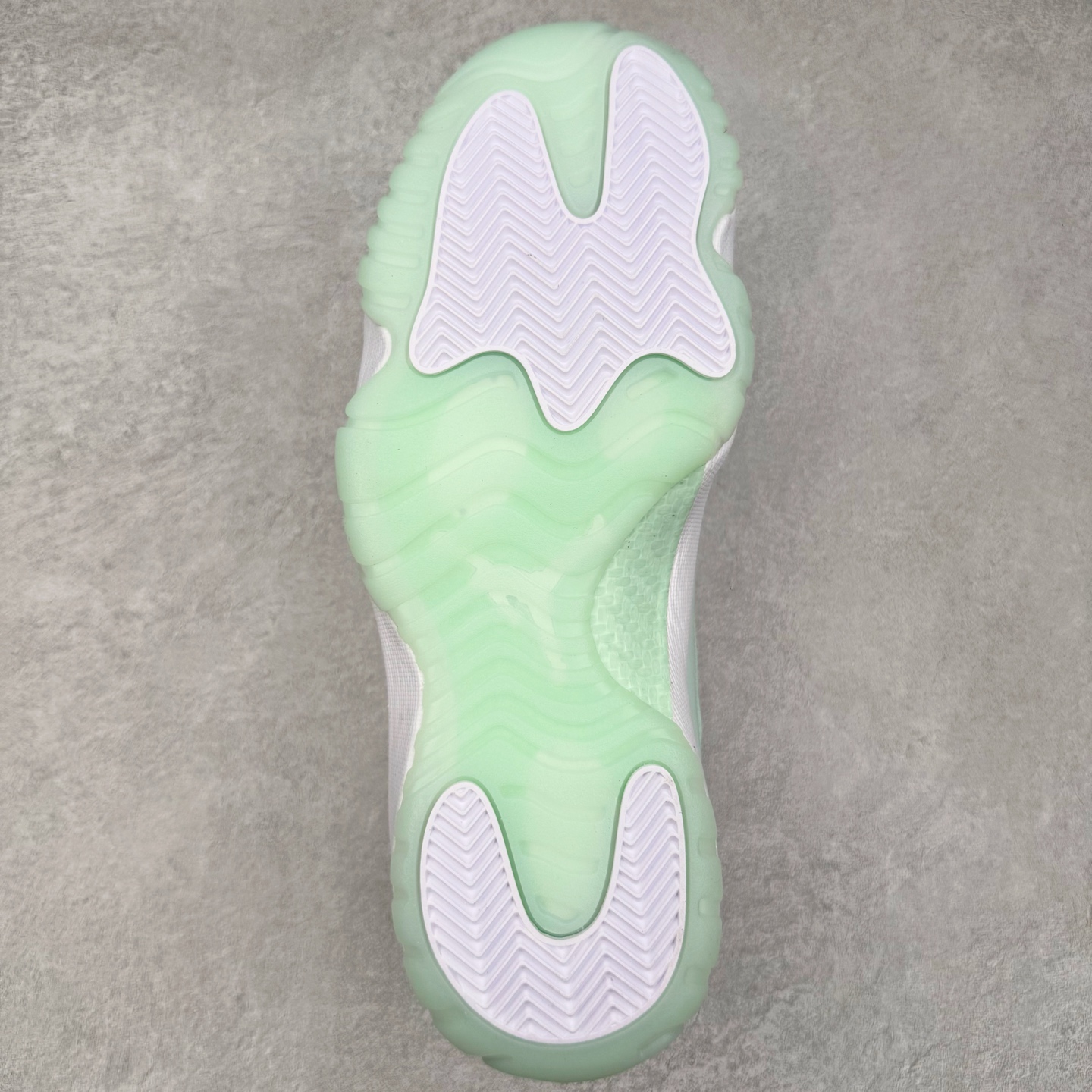 图片[9]-＃KZ神版 Air Jordan AJ11 Low 低帮 薄荷绿 AH7860-103 市场中端王者 耗时半年巨作 全套原纸板楦头开发 确保原汁原味 完美呈现11代版型 此版本只针对中端市场 皮料材质有所更替 其他数据细节工艺流程均保持一致绝不口嗨 细节品控鞋型随意秒杀市面3XX 原楦原档案数据开模打造 原厂中底拉帮钢印 原厂进口漆皮 防冻不开裂 原装鞋撑 水晶大底正确色度色泽 原楦原数据刺绣 原厂车缝走线及对位 毫厘不差 飞人logo采用原数据电脑刺绣 原装正品碳纤维真实碳板 增强抗扭 原内标 原盒标 正确官方原盒 防氧化水晶外底 原厂配套全掌solo气垫 进口港宝加持 后跟自然饱满 全鞋荧光划线卡点 追求极致完美 每一双都是工艺品 多重QC质检 超越公司货的品控标准 实实在在的免检产品 尺码：36 36.5 37.5 38 38.5 39 40 40.5 41 42 42.5 43 44 44.5 45 46 47.5-选品中心