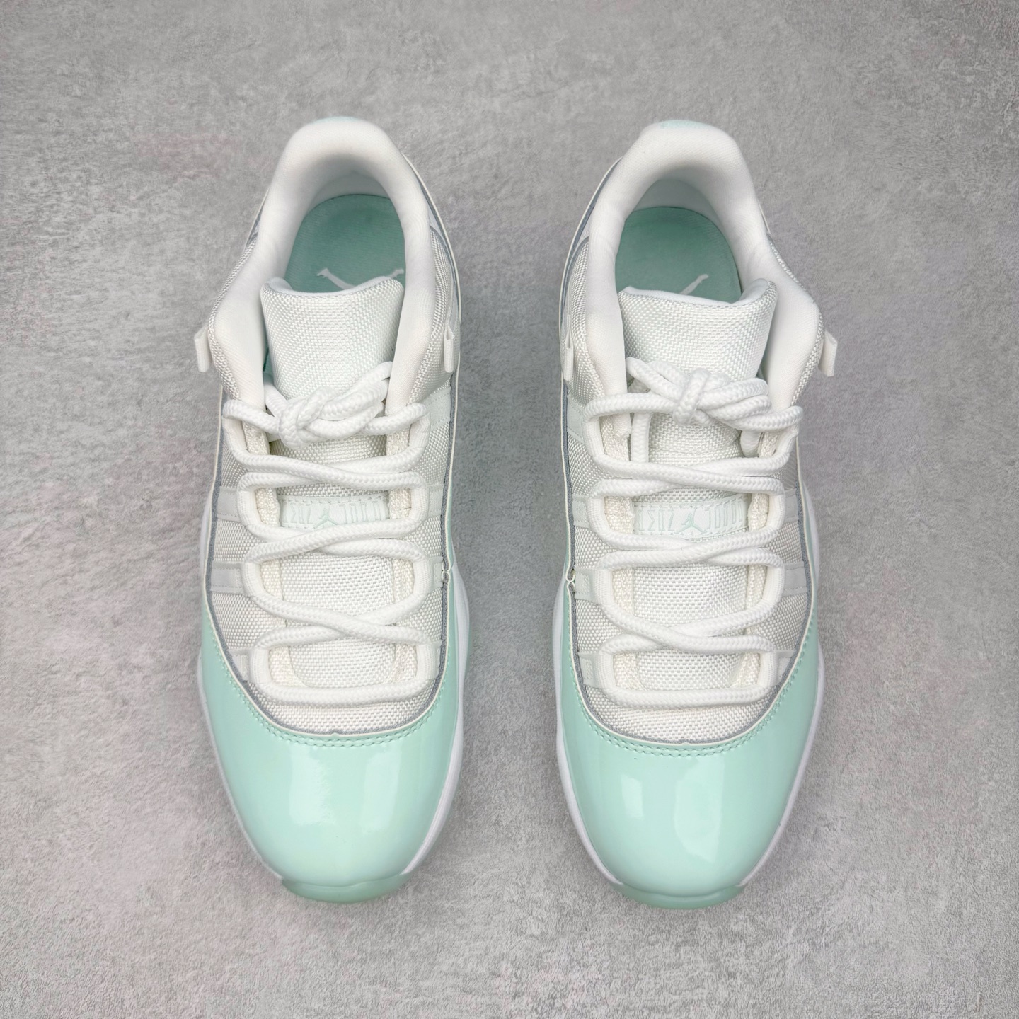 图片[2]-＃KZ神版 Air Jordan AJ11 Low 低帮 薄荷绿 AH7860-103 市场中端王者 耗时半年巨作 全套原纸板楦头开发 确保原汁原味 完美呈现11代版型 此版本只针对中端市场 皮料材质有所更替 其他数据细节工艺流程均保持一致绝不口嗨 细节品控鞋型随意秒杀市面3XX 原楦原档案数据开模打造 原厂中底拉帮钢印 原厂进口漆皮 防冻不开裂 原装鞋撑 水晶大底正确色度色泽 原楦原数据刺绣 原厂车缝走线及对位 毫厘不差 飞人logo采用原数据电脑刺绣 原装正品碳纤维真实碳板 增强抗扭 原内标 原盒标 正确官方原盒 防氧化水晶外底 原厂配套全掌solo气垫 进口港宝加持 后跟自然饱满 全鞋荧光划线卡点 追求极致完美 每一双都是工艺品 多重QC质检 超越公司货的品控标准 实实在在的免检产品 尺码：36 36.5 37.5 38 38.5 39 40 40.5 41 42 42.5 43 44 44.5 45 46 47.5-选品中心