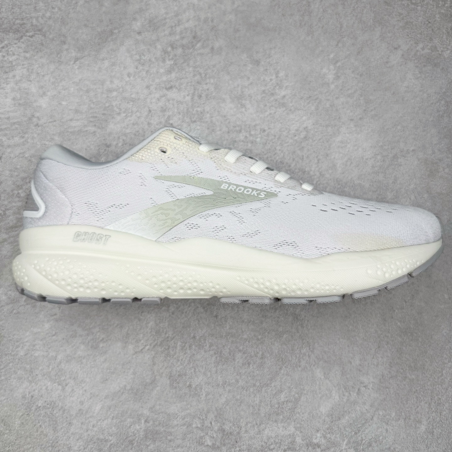 图片[5]-＃DT Brooks布鲁克斯 Ghost 15 马拉松舒适百搭防滑耐磨低帮跑步鞋 Brooks 四大跑鞋之一 百年品牌 跑鞋从外形上基本就能判断这是一款速度跑鞋 简洁干练的外形结构和极强的运动流线型看着非常有速度感 上脚的第一感觉是非常轻 美码9码的鞋单只206g不到 从个人偏好来说 200g左右的竞速鞋最具安全感 鞋面采用单层网布 很薄 前掌使用了大量开放式网眼 排气直接快速 透气性上乘 鞋舌也是轻量化设计 仅为一层麂皮 和脚背完美贴合 鞋舌中央有个防偏穿孔 从实际穿着来看 通常鞋舌都是外偏 如果是防偏穿孔位于中心 防偏效果其实并不十分有效 如果采用趋外侧的偏心设计更有效 鞋帮泡棉填充量不大 但非常紧凑 贴合舒适 包裹稳固 内置硬质TPU保证必要的稳定性 跑鞋中底采用的是DNA FLASH科技材料 DNA FLASH中底科技 是Brooks第一款将氮气注入中底的创新科技 主要原理是借助“超临界流体”发泡技术 将液态氮稳定的转化为气态氮 并使其均匀地形成无数紧密贴合的密闭式气囊结构 尺码：36 36.5 37.5 38 38.5 39 40 40.5 41 42 42.5 43 44 44.5 45 46-选品中心