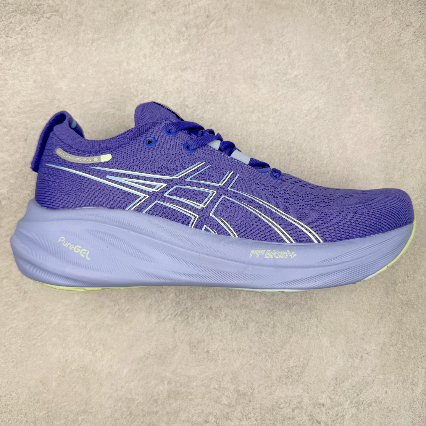 Asics GEL-Nimbus 26 亚瑟士缓震跑鞋 近年复古风潮的势头很旺 ASICS一直坚信保持身体的健康与活力是打造健康快乐的生活方式的最佳途径 ASICS为复古鞋型注入新设计 为玩家的街头穿搭提供了更多可能 GEL-NIMBUSTM9运动鞋最初是为中立和仰卧跑步者设计的长距离训练器 采用原始材料和关键细节重新设计 其Y2K时代的工业外观也被大胆的对比和色块所抵消 尺码：36 36.5 37.5 38 38.5 39 40 40.5 41.5 42 42.5 43.5 44 44.5 45-选品中心