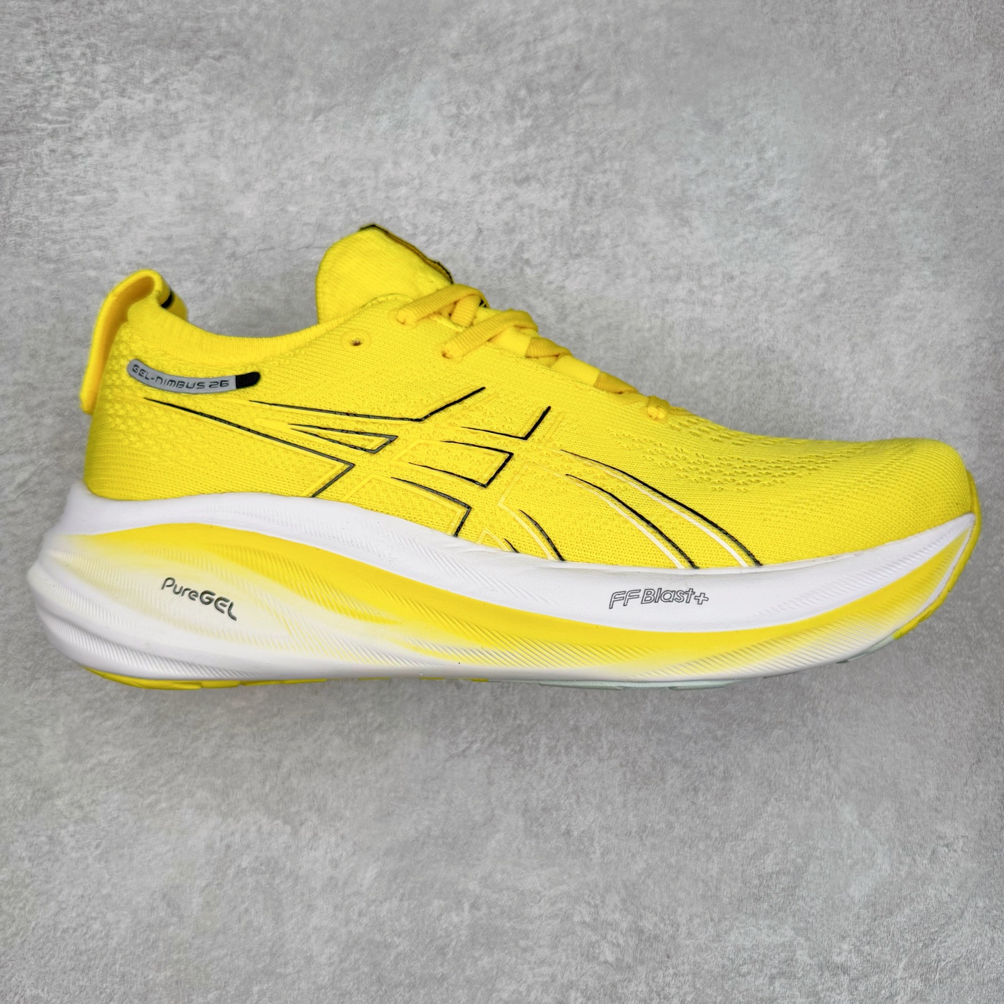 Asics GEL-Nimbus 26 亚瑟士缓震跑鞋 近年复古风潮的势头很旺 ASICS一直坚信保持身体的健康与活力是打造健康快乐的生活方式的最佳途径 ASICS为复古鞋型注入新设计 为玩家的街头穿搭提供了更多可能 GEL-NIMBUSTM9运动鞋最初是为中立和仰卧跑步者设计的长距离训练器 采用原始材料和关键细节重新设计 其Y2K时代的工业外观也被大胆的对比和色块所抵消 尺码：36 36.5 37.5 38 38.5 39 40 40.5 41.5 42 42.5 43.5 44 44.5 45-选品中心