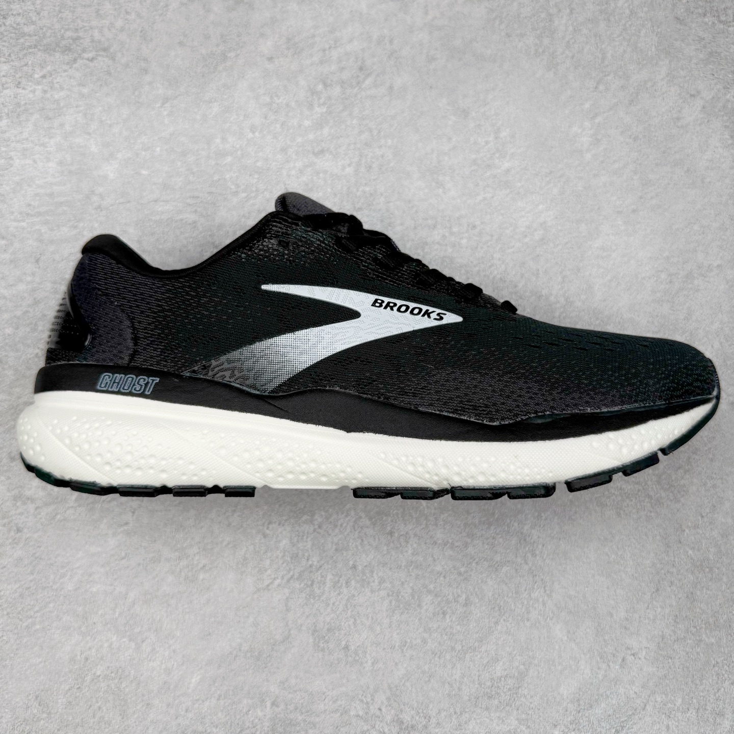 ＃DT Brooks布鲁克斯 Ghost 15 马拉松舒适百搭防滑耐磨低帮跑步鞋 Brooks 四大跑鞋之一 百年品牌 跑鞋从外形上基本就能判断这是一款速度跑鞋 简洁干练的外形结构和极强的运动流线型看着非常有速度感 上脚的第一感觉是非常轻 美码9码的鞋单只206g不到 从个人偏好来说 200g左右的竞速鞋最具安全感 鞋面采用单层网布 很薄 前掌使用了大量开放式网眼 排气直接快速 透气性上乘 鞋舌也是轻量化设计 仅为一层麂皮 和脚背完美贴合 鞋舌中央有个防偏穿孔 从实际穿着来看 通常鞋舌都是外偏 如果是防偏穿孔位于中心 防偏效果其实并不十分有效 如果采用趋外侧的偏心设计更有效 鞋帮泡棉填充量不大 但非常紧凑 贴合舒适 包裹稳固 内置硬质TPU保证必要的稳定性 跑鞋中底采用的是DNA FLASH科技材料 DNA FLASH中底科技 是Brooks第一款将氮气注入中底的创新科技 主要原理是借助“超临界流体”发泡技术 将液态氮稳定的转化为气态氮 并使其均匀地形成无数紧密贴合的密闭式气囊结构 尺码：36 36.5 37.5 38 38.5 39 40 40.5 41 42 42.5 43 44 44.5 45 46-选品中心