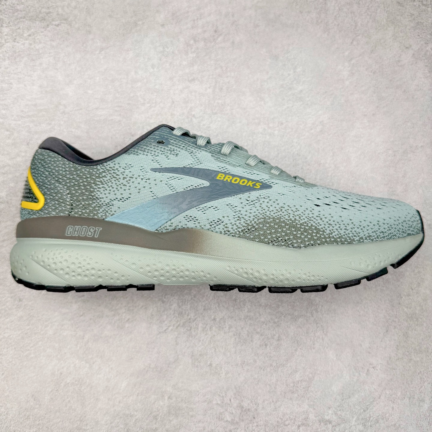 图片[3]-＃DT Brooks布鲁克斯 Ghost 15 马拉松舒适百搭防滑耐磨低帮跑步鞋 Brooks 四大跑鞋之一 百年品牌 跑鞋从外形上基本就能判断这是一款速度跑鞋 简洁干练的外形结构和极强的运动流线型看着非常有速度感 上脚的第一感觉是非常轻 美码9码的鞋单只206g不到 从个人偏好来说 200g左右的竞速鞋最具安全感 鞋面采用单层网布 很薄 前掌使用了大量开放式网眼 排气直接快速 透气性上乘 鞋舌也是轻量化设计 仅为一层麂皮 和脚背完美贴合 鞋舌中央有个防偏穿孔 从实际穿着来看 通常鞋舌都是外偏 如果是防偏穿孔位于中心 防偏效果其实并不十分有效 如果采用趋外侧的偏心设计更有效 鞋帮泡棉填充量不大 但非常紧凑 贴合舒适 包裹稳固 内置硬质TPU保证必要的稳定性 跑鞋中底采用的是DNA FLASH科技材料 DNA FLASH中底科技 是Brooks第一款将氮气注入中底的创新科技 主要原理是借助“超临界流体”发泡技术 将液态氮稳定的转化为气态氮 并使其均匀地形成无数紧密贴合的密闭式气囊结构 尺码：36 36.5 37.5 38 38.5 39 40 40.5 41 42 42.5 43 44 44.5 45 46-选品中心