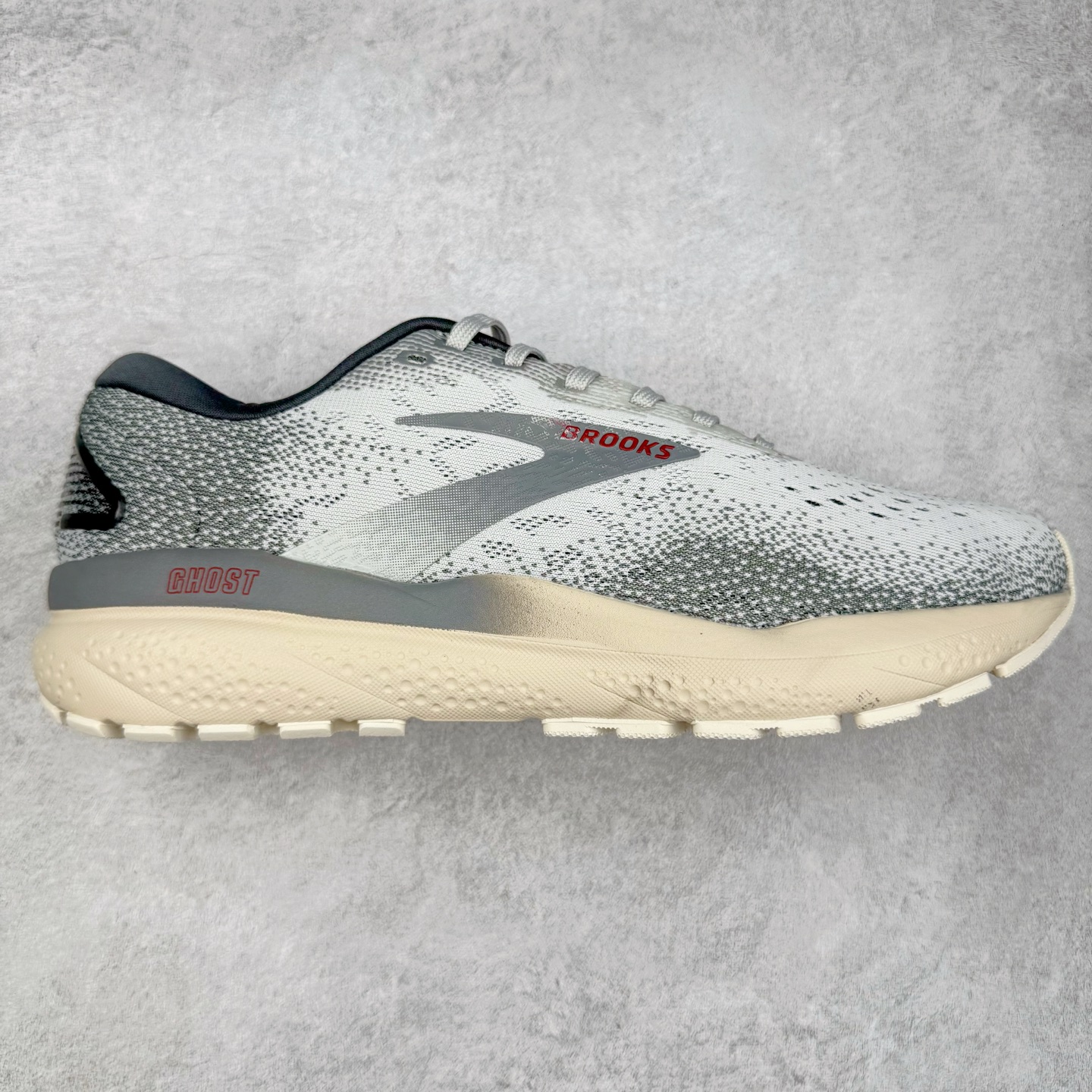 图片[2]-＃DT Brooks布鲁克斯 Ghost 15 马拉松舒适百搭防滑耐磨低帮跑步鞋 Brooks 四大跑鞋之一 百年品牌 跑鞋从外形上基本就能判断这是一款速度跑鞋 简洁干练的外形结构和极强的运动流线型看着非常有速度感 上脚的第一感觉是非常轻 美码9码的鞋单只206g不到 从个人偏好来说 200g左右的竞速鞋最具安全感 鞋面采用单层网布 很薄 前掌使用了大量开放式网眼 排气直接快速 透气性上乘 鞋舌也是轻量化设计 仅为一层麂皮 和脚背完美贴合 鞋舌中央有个防偏穿孔 从实际穿着来看 通常鞋舌都是外偏 如果是防偏穿孔位于中心 防偏效果其实并不十分有效 如果采用趋外侧的偏心设计更有效 鞋帮泡棉填充量不大 但非常紧凑 贴合舒适 包裹稳固 内置硬质TPU保证必要的稳定性 跑鞋中底采用的是DNA FLASH科技材料 DNA FLASH中底科技 是Brooks第一款将氮气注入中底的创新科技 主要原理是借助“超临界流体”发泡技术 将液态氮稳定的转化为气态氮 并使其均匀地形成无数紧密贴合的密闭式气囊结构 尺码：36 36.5 37.5 38 38.5 39 40 40.5 41 42 42.5 43 44 44.5 45 46-选品中心