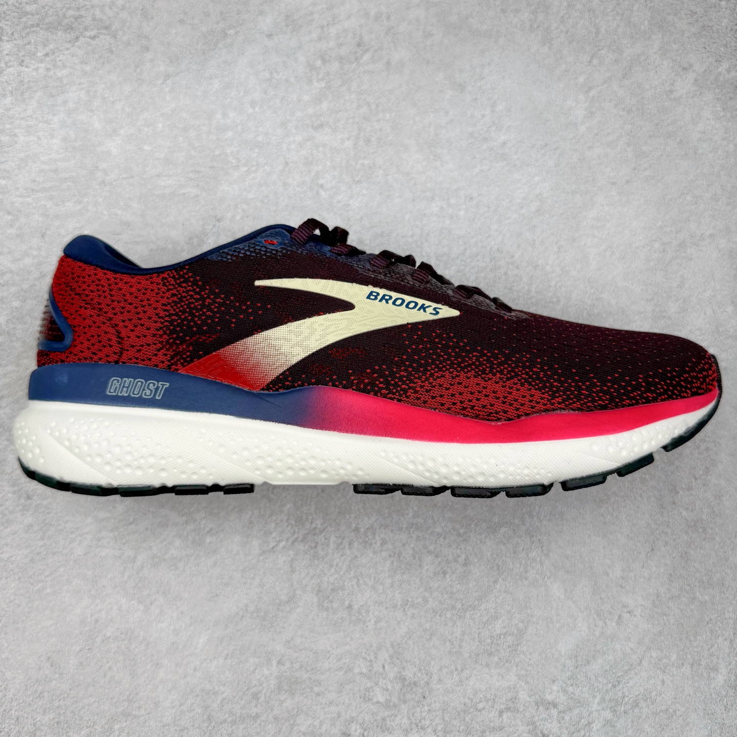 图片[4]-＃DT Brooks布鲁克斯 Ghost 15 马拉松舒适百搭防滑耐磨低帮跑步鞋 Brooks 四大跑鞋之一 百年品牌 跑鞋从外形上基本就能判断这是一款速度跑鞋 简洁干练的外形结构和极强的运动流线型看着非常有速度感 上脚的第一感觉是非常轻 美码9码的鞋单只206g不到 从个人偏好来说 200g左右的竞速鞋最具安全感 鞋面采用单层网布 很薄 前掌使用了大量开放式网眼 排气直接快速 透气性上乘 鞋舌也是轻量化设计 仅为一层麂皮 和脚背完美贴合 鞋舌中央有个防偏穿孔 从实际穿着来看 通常鞋舌都是外偏 如果是防偏穿孔位于中心 防偏效果其实并不十分有效 如果采用趋外侧的偏心设计更有效 鞋帮泡棉填充量不大 但非常紧凑 贴合舒适 包裹稳固 内置硬质TPU保证必要的稳定性 跑鞋中底采用的是DNA FLASH科技材料 DNA FLASH中底科技 是Brooks第一款将氮气注入中底的创新科技 主要原理是借助“超临界流体”发泡技术 将液态氮稳定的转化为气态氮 并使其均匀地形成无数紧密贴合的密闭式气囊结构 尺码：36 36.5 37.5 38 38.5 39 40 40.5 41 42 42.5 43 44 44.5 45 46-选品中心