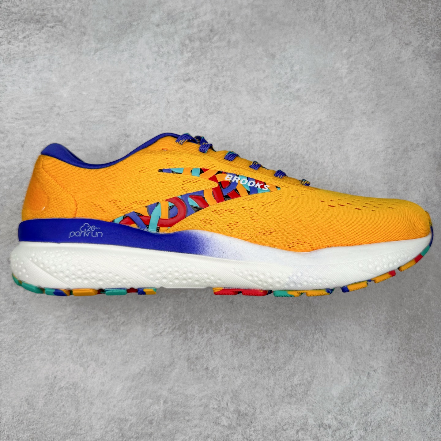 ＃DT Brooks布鲁克斯 Ghost 15 马拉松舒适百搭防滑耐磨低帮跑步鞋 Brooks 四大跑鞋之一 百年品牌 跑鞋从外形上基本就能判断这是一款速度跑鞋 简洁干练的外形结构和极强的运动流线型看着非常有速度感 上脚的第一感觉是非常轻 美码9码的鞋单只206g不到 从个人偏好来说 200g左右的竞速鞋最具安全感 鞋面采用单层网布 很薄 前掌使用了大量开放式网眼 排气直接快速 透气性上乘 鞋舌也是轻量化设计 仅为一层麂皮 和脚背完美贴合 鞋舌中央有个防偏穿孔 从实际穿着来看 通常鞋舌都是外偏 如果是防偏穿孔位于中心 防偏效果其实并不十分有效 如果采用趋外侧的偏心设计更有效 鞋帮泡棉填充量不大 但非常紧凑 贴合舒适 包裹稳固 内置硬质TPU保证必要的稳定性 跑鞋中底采用的是DNA FLASH科技材料 DNA FLASH中底科技 是Brooks第一款将氮气注入中底的创新科技 主要原理是借助“超临界流体”发泡技术 将液态氮稳定的转化为气态氮 并使其均匀地形成无数紧密贴合的密闭式气囊结构 尺码：36 36.5 37.5 38 38.5 39 40 40.5 41 42 42.5 43 44 44.5 45 46-选品中心