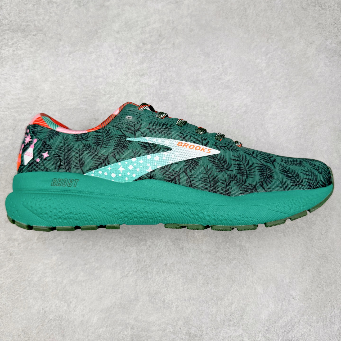 图片[6]-＃DT Brooks布鲁克斯 Ghost 15 马拉松舒适百搭防滑耐磨低帮跑步鞋 Brooks 四大跑鞋之一 百年品牌 跑鞋从外形上基本就能判断这是一款速度跑鞋 简洁干练的外形结构和极强的运动流线型看着非常有速度感 上脚的第一感觉是非常轻 美码9码的鞋单只206g不到 从个人偏好来说 200g左右的竞速鞋最具安全感 鞋面采用单层网布 很薄 前掌使用了大量开放式网眼 排气直接快速 透气性上乘 鞋舌也是轻量化设计 仅为一层麂皮 和脚背完美贴合 鞋舌中央有个防偏穿孔 从实际穿着来看 通常鞋舌都是外偏 如果是防偏穿孔位于中心 防偏效果其实并不十分有效 如果采用趋外侧的偏心设计更有效 鞋帮泡棉填充量不大 但非常紧凑 贴合舒适 包裹稳固 内置硬质TPU保证必要的稳定性 跑鞋中底采用的是DNA FLASH科技材料 DNA FLASH中底科技 是Brooks第一款将氮气注入中底的创新科技 主要原理是借助“超临界流体”发泡技术 将液态氮稳定的转化为气态氮 并使其均匀地形成无数紧密贴合的密闭式气囊结构 尺码：36 36.5 37.5 38 38.5 39 40 40.5 41 42 42.5 43 44 44.5 45 46-选品中心