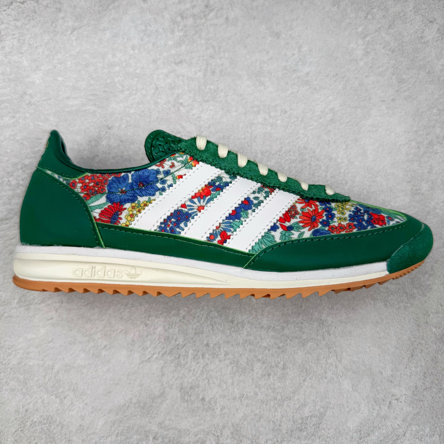 ＃HP纯原 AD Wmns SL72 OG 系列德训足球风百搭低帮休闲运动板鞋 JH7226 采用高弹EVA+MODEL+RB三层组合底 区别市面RB一体大底 三层组合鞋底重量与原鞋一致 Originals 将有「T 头鞋」造型的诞生于 1972 年的 SL72 鞋款复刻带回 各位买鞋又有新选择了 1972 年 SL72 问世后 引领了后来阿迪达斯的跑鞋发展方向 其中「SL」代表了 Super Light 彰显了产品轻便的特性 1972 年 SL72 问世后 引领了后来阿迪达斯的跑鞋发展方向 其中「SL」代表了 Super Light 彰显了产品轻便的特性 这次 Originals 延续其轻质经典的基因 带来男女两款 SL72 男生款带来 SL72 RS 鞋型 RS 意为 Reshaped（重塑）鞋款在保留了经典的外观基础上 在尼龙材质里增加了填充物 使鞋型更加挺立和饱满 鞋头则更加圆润 鞋底的 EVA 材质则增加了鞋款的高度 女生款则带来 SL72 OG W 鞋型 OG 顾名思义则是致敬经典款式 相较于 RS（Reshaped）鞋款 鞋身更加纤细 其整体鞋身轮廓、线条、细节、材质上尊崇 70 年代 SL72 的设计 还原经典味道 尺码：36 36⅔ 37⅓ 38 38⅔ 39⅓ 40 40⅔ 41⅓ 42 42⅔ 43⅓ 44 44⅔ 45-选品中心