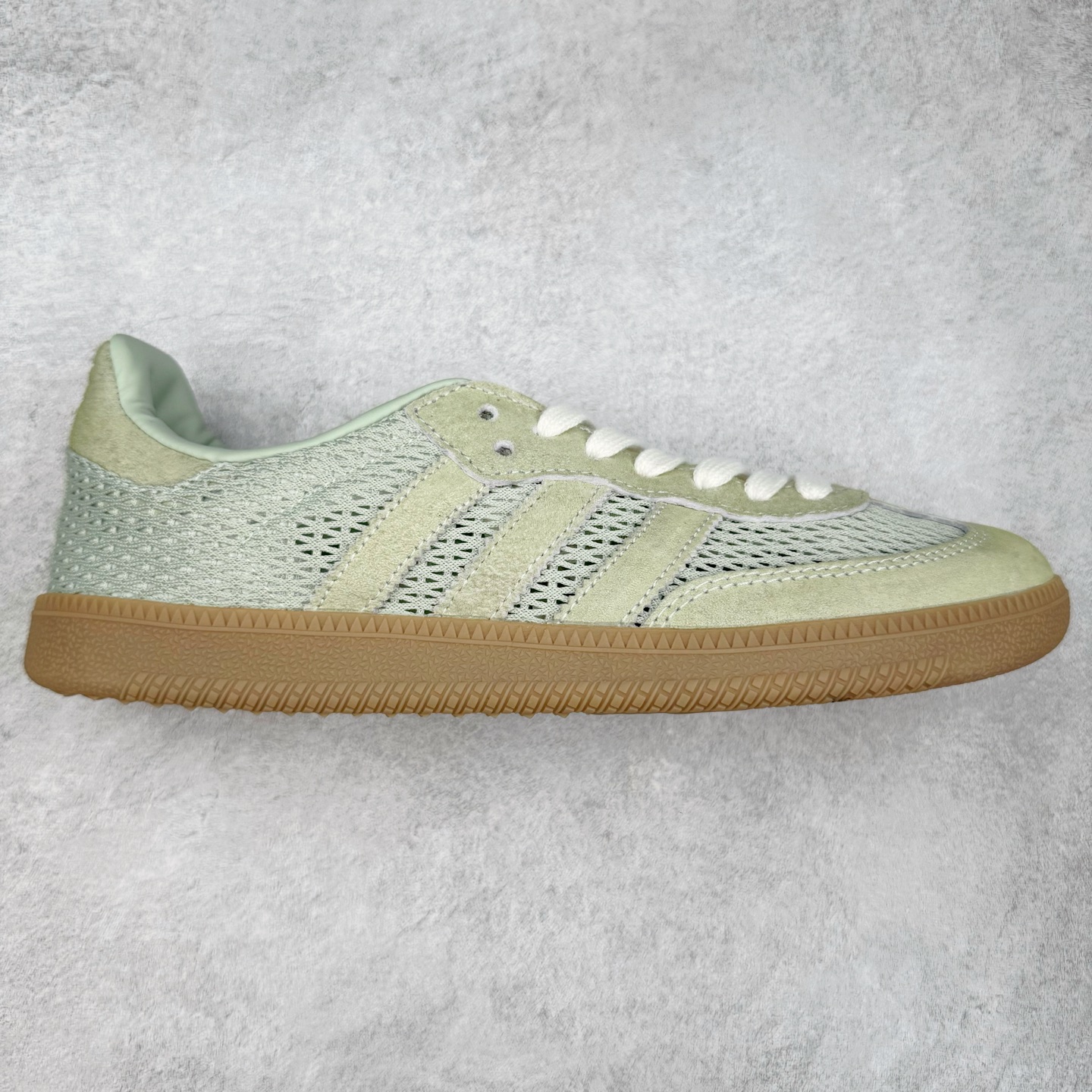 AD Original Samba OG 复古经典轻便板鞋 KK3529 这款桑巴鞋展示了高质量的工艺 带有装饰的超锁缝制和无缝的手感 柔软、柔软的皮革造型和标志性的3条纹完成了精致的外观 正规合身鞋带 鞋面上有绒面鞋垫 橡胶鞋底 享受正畸套筒软感 自50年代首次亮相以来就一直在赢得粉丝的青睐 尺码：36 36.5 37.5 38 38.5 39 40 40.5 41 42 42.5 43 44 44.5 45-选品中心