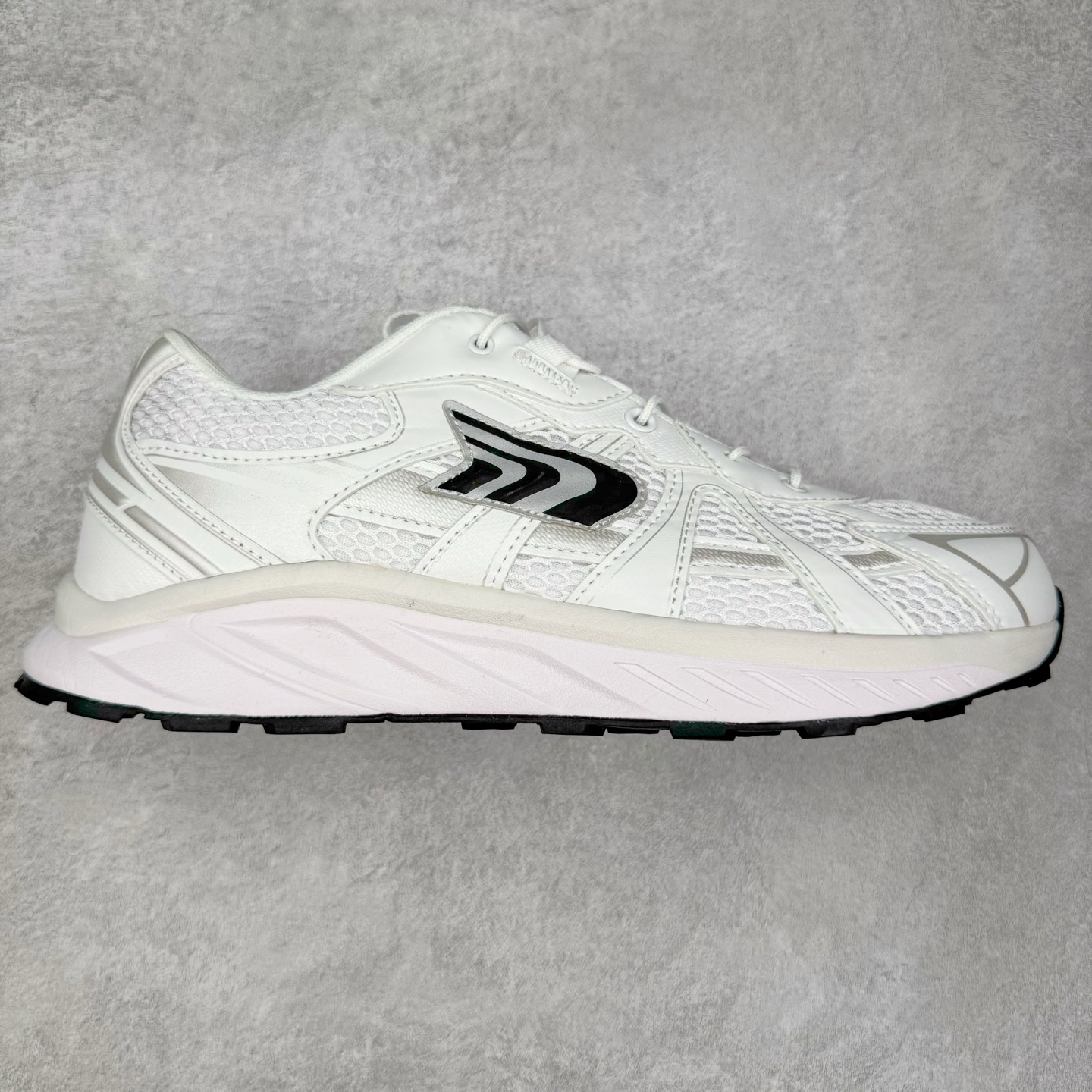 THE NORTH FACE SOLID TECH 北面柔软舒适防滑耐磨低帮生活休闲鞋 男女同款 黑色 The North Face于1966年成立，一直致力于为户外运动员的每一次严酷探索提供专业装备。作为全球户外运动领导品牌，The NorthFace以经过专业运动员测试、适应各类户外需求的产品助力探索者不断超越自我，激发人类潜能。The North Face象征着众多山脉中更冷、更值得挑战的北坡。品牌标志则来自Half Dome，一座位于美国加州Yosemite NationalPark（优胜美地国家公园）里的山峰，中文名字取为「北面」，象征着不畏惧的户外探索精神。1997年，The North Face采用全新的宣传标语「Never Stop Exploring探索永不停止」，体现品牌的探索精神，成为品牌的座右铭。尺码：36/45-选品中心