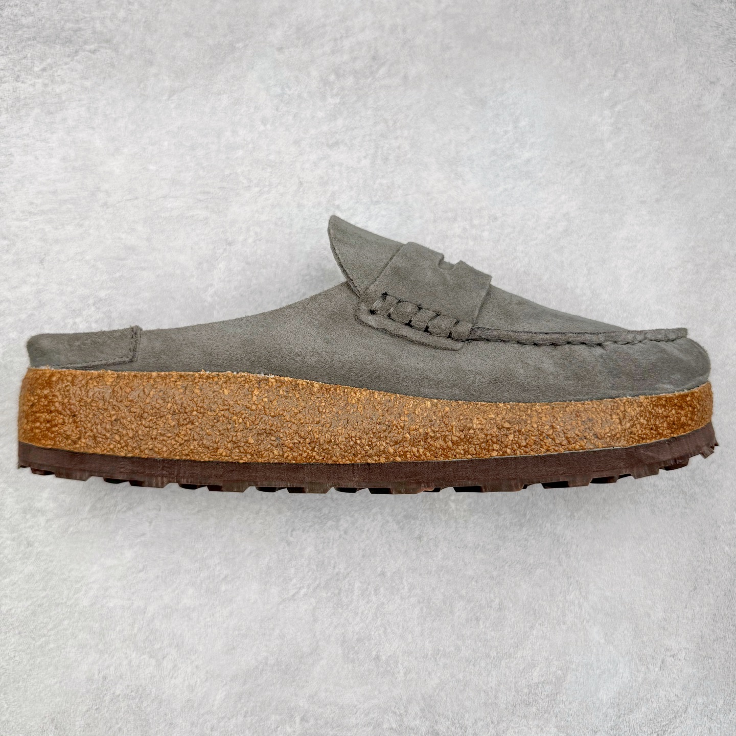 ＃GD广顶 Birkenstock Naples 勃肯绒面舒适圆头百搭增高厚底包头拖鞋男女同款 牛皮绒面革质地柔软 搭配可调节鞋扣提升穿着舒适度 人体工学设计分散脚部压力 保护脚踝 软木乳胶鞋床具有一定的收缩性 长时间穿着后能贴合脚型 EVA鞋底回弹性和抗张性力高 具有良好的防震、缓冲性 四季皆宜 柔软的鞋床采用额外的泡沫缓冲层 提供额外的舒适感和全天支撑 全网独家首发 源于德国的严谨工艺 牛巴戎面 中层松木 EVA 三层组合大底 优质牛皮面料五金扣 出口订单 尺码：35-45-选品中心