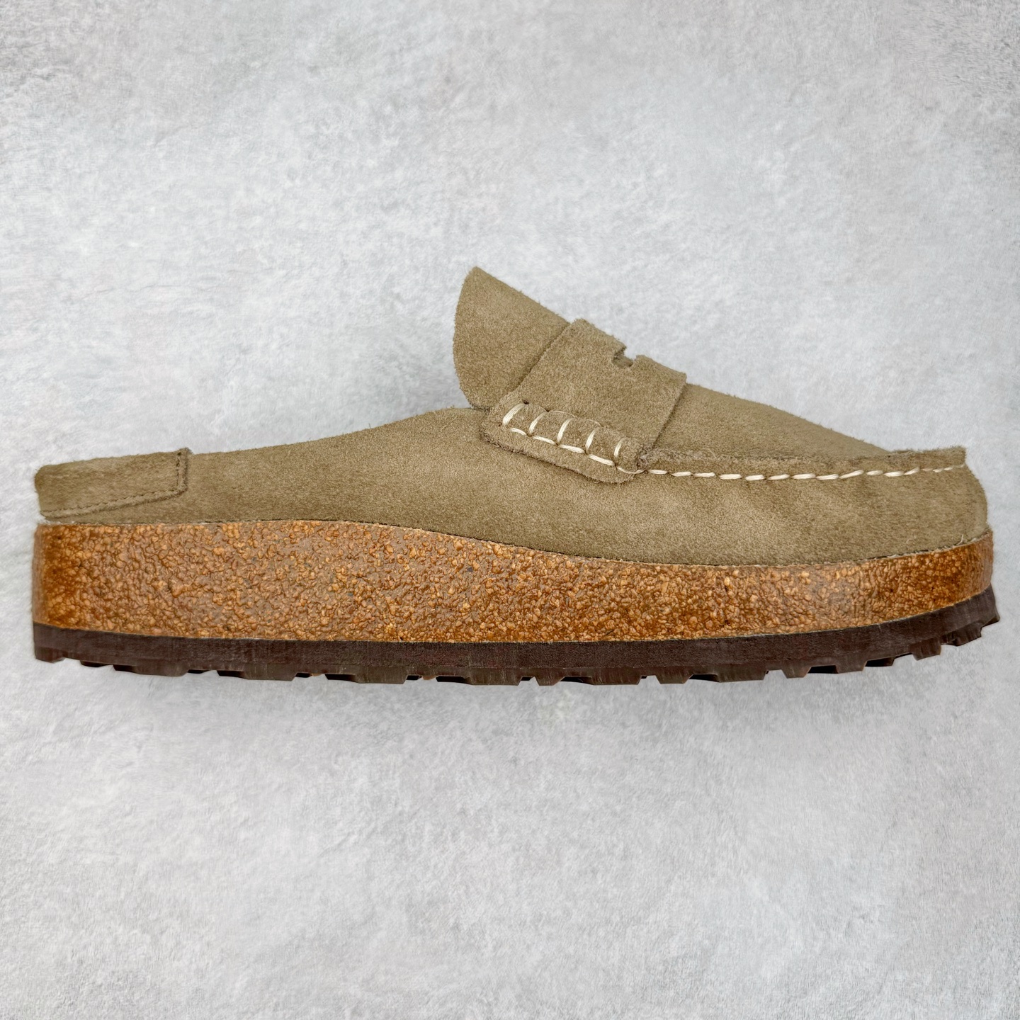 ＃GD广顶 Birkenstock Naples 勃肯绒面舒适圆头百搭增高厚底包头拖鞋男女同款 牛皮绒面革质地柔软 搭配可调节鞋扣提升穿着舒适度 人体工学设计分散脚部压力 保护脚踝 软木乳胶鞋床具有一定的收缩性 长时间穿着后能贴合脚型 EVA鞋底回弹性和抗张性力高 具有良好的防震、缓冲性 四季皆宜 柔软的鞋床采用额外的泡沫缓冲层 提供额外的舒适感和全天支撑 全网独家首发 源于德国的严谨工艺 牛巴戎面 中层松木 EVA 三层组合大底 优质牛皮面料五金扣 出口订单 尺码：35-45-选品中心