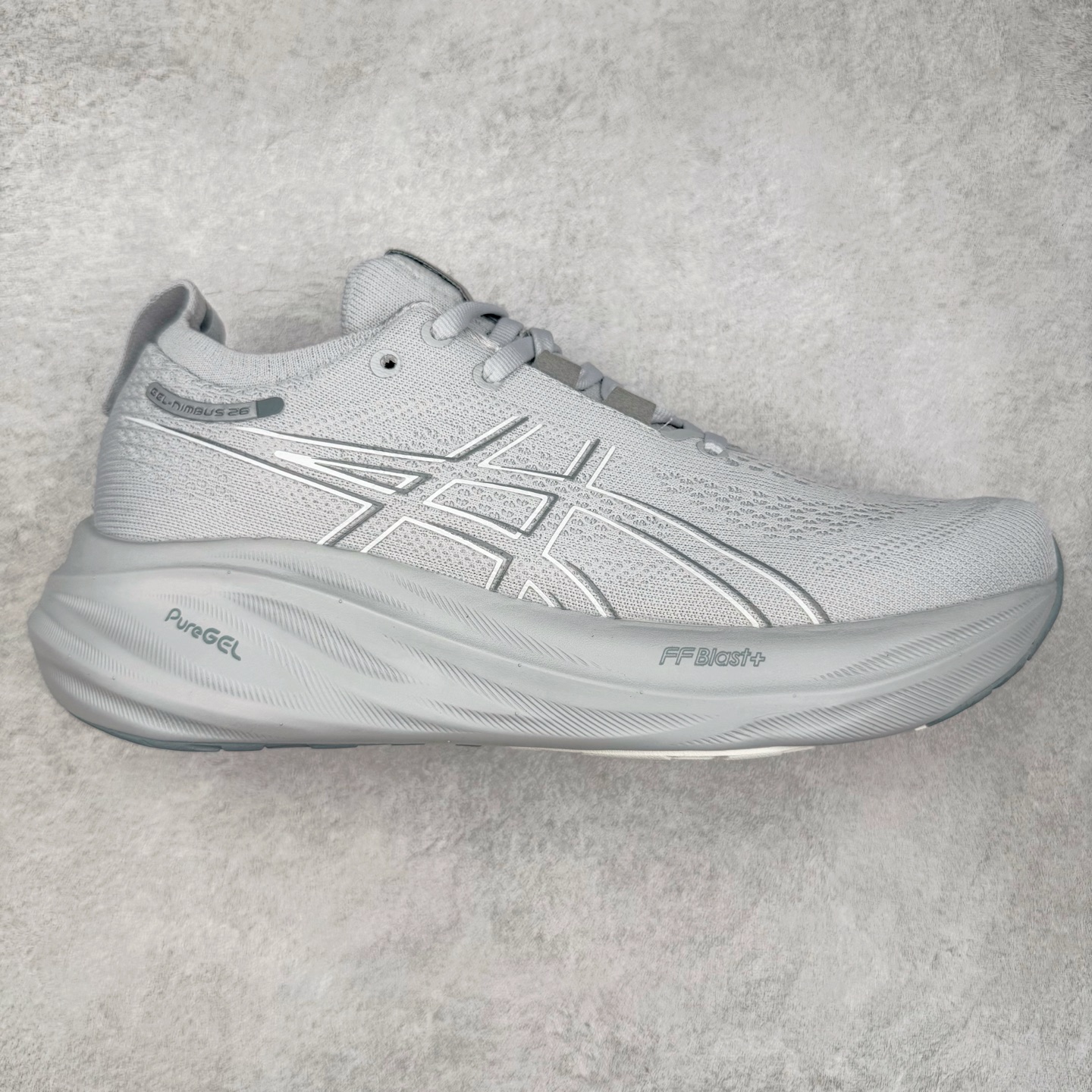 Asics GEL-Nimbus 26 亚瑟士缓震跑鞋 近年复古风潮的势头很旺 ASICS一直坚信保持身体的健康与活力是打造健康快乐的生活方式的最佳途径 ASICS为复古鞋型注入新设计 为玩家的街头穿搭提供了更多可能 GEL-NIMBUSTM9运动鞋最初是为中立和仰卧跑步者设计的长距离训练器 采用原始材料和关键细节重新设计 其Y2K时代的工业外观也被大胆的对比和色块所抵消 尺码：36 36.5 37.5 38 38.5 39 40 40.5 41.5 42 42.5 43.5 44 44.5 45-选品中心