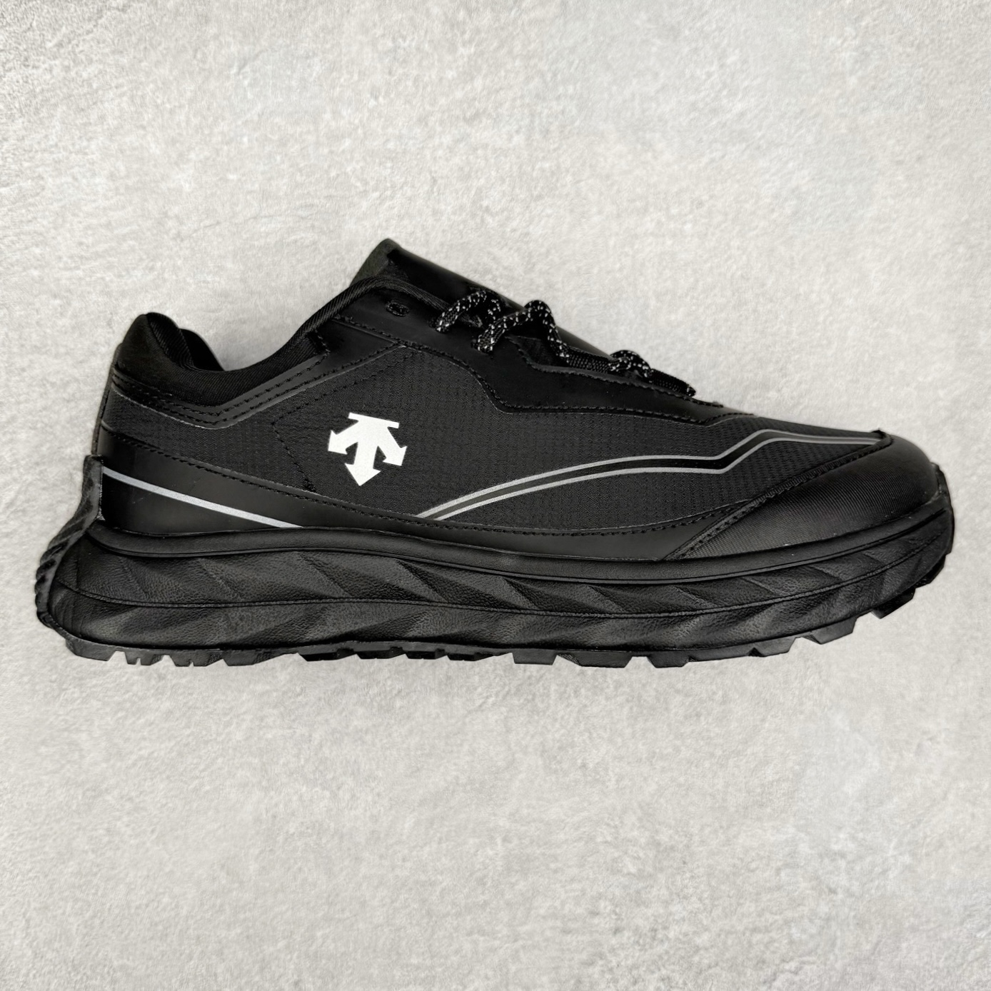 DESCENTE Terrain D 迪桑特舒适柔软防滑耐磨低帮生活休闲鞋 DESCENTE（迪桑特）创立于1935年，品牌名取自法语词汇，意为“滑降”。品牌箭头标识代表滑雪的三种技术“高速直线滑行”、“穿越”和“侧滑”，也寓意品牌在打造高端专业运动产品中不断追求完美的创新精神，致力于成为中国高端专业滑雪、综训、女子、铁人三项、高尔夫的第一品牌。尺码：39 40 40.5 41 42 42.5 43 44 44.5 45-选品中心