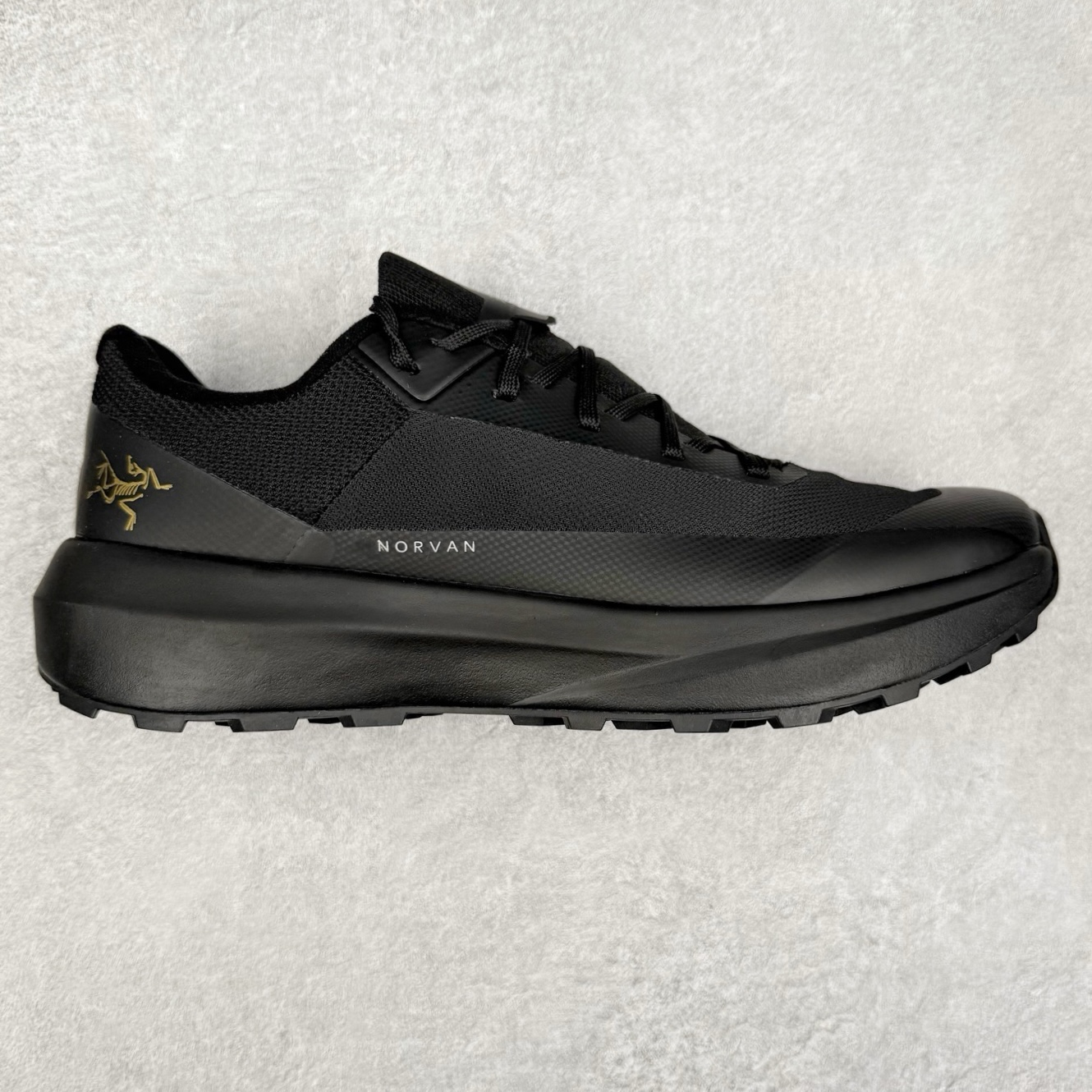 ＃HP Arcteryx Norvan LD 3 始祖鸟舒适柔软防滑耐磨低帮越野跑步鞋 Arcteryx中文名始祖鸟 加拿大户外服饰品牌 1989年创立于加拿大温哥华 始祖鸟来自加拿大海岸山脉 植根高山的专业户外品牌 始终秉承对精湛设计和工艺孜孜以求的准则 从1989年创立至今 Arcteryx始终不断在产品设计与做工上不惜工本 以满足始祖鸟的标准 品质、设计以及精简的理念造就了其良好的性能 并能满足严苛环境下的使用需求 尺码：36 37 38 39 40 41 42 43 44-选品中心