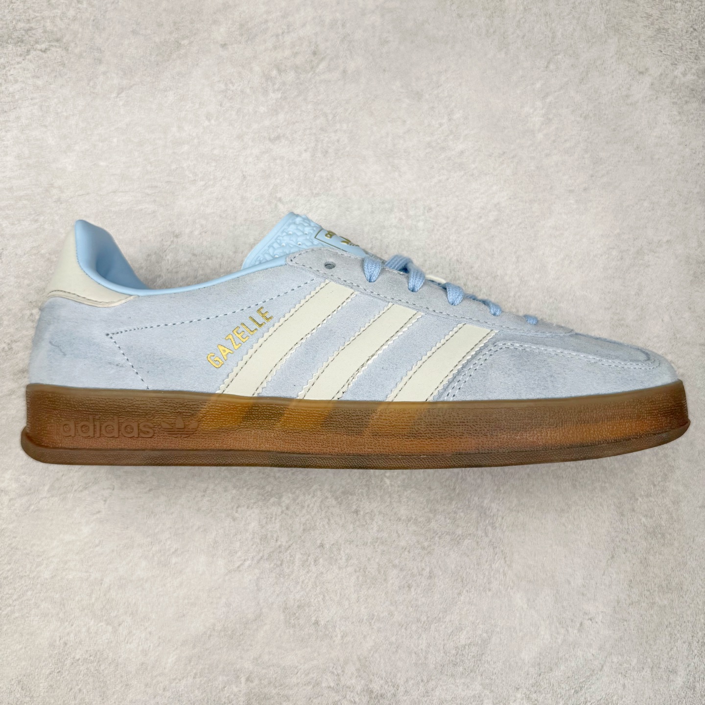 ＃TG纯原福利 AD Original Gazelle Indoor Trainers 瞪羚室内鞋系列低帮复古百搭休闲运动德训风板鞋 JI2716 长期补货超性价比特供批次 原厂定制长毛翻毛皮组合环保纤维革鞋面材质 内置环保海玻璃鞋垫 外置RB橡胶大底 产品品控稳定性领先行业 原厂全套原楦原纸板冲刀磨具开发 原厂皮料加持 原厂港宝加持定型后跟R度完美 将复古进行到底 简约流畅 三十年不变经典 这款Gazelle运动鞋 无论面料、配色、质感或设计 都只在重现其1991年原款的经典 皮革鞋面 撞色三条纹和鞋跟标的设计 力求呈现90年代的经典复古风潮 Samba火热的同时 也带动了其它的复古鞋型 Gazelle便是其中一只 Gazelle Indoor拥有包边更宽的T字型鞋头 更好的保护运动员的前掌 浓浓的复古氛围感 非常适合现在流行的Cleanfit风格 尺码：35 36 36⅔ 37⅓ 38 38⅔ 39⅓ 40 40⅔ 41⅓ 42 42⅔ 43⅓ 44 44⅔ 45-选品中心