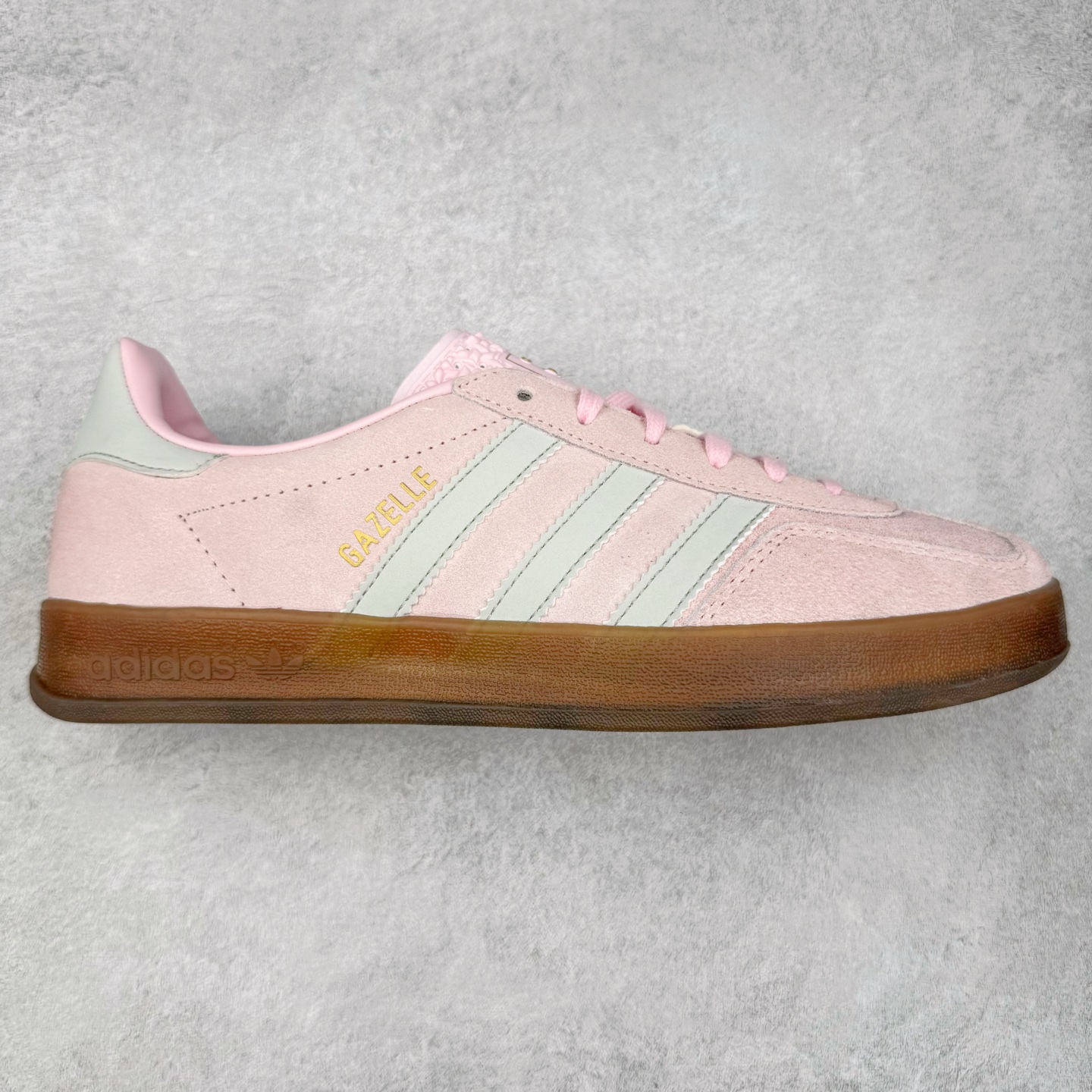 ＃TG纯原福利 AD Original Gazelle Indoor Trainers 瞪羚室内鞋系列低帮复古百搭休闲运动德训风板鞋 JI2717 长期补货超性价比特供批次 原厂定制长毛翻毛皮组合环保纤维革鞋面材质 内置环保海玻璃鞋垫 外置RB橡胶大底 产品品控稳定性领先行业 原厂全套原楦原纸板冲刀磨具开发 原厂皮料加持 原厂港宝加持定型后跟R度完美 将复古进行到底 简约流畅 三十年不变经典 这款Gazelle运动鞋 无论面料、配色、质感或设计 都只在重现其1991年原款的经典 皮革鞋面 撞色三条纹和鞋跟标的设计 力求呈现90年代的经典复古风潮 Samba火热的同时 也带动了其它的复古鞋型 Gazelle便是其中一只 Gazelle Indoor拥有包边更宽的T字型鞋头 更好的保护运动员的前掌 浓浓的复古氛围感 非常适合现在流行的Cleanfit风格 尺码：35 36 36⅔ 37⅓ 38 38⅔ 39⅓ 40 40⅔ 41⅓ 42 42⅔ 43⅓ 44 44⅔ 45-选品中心