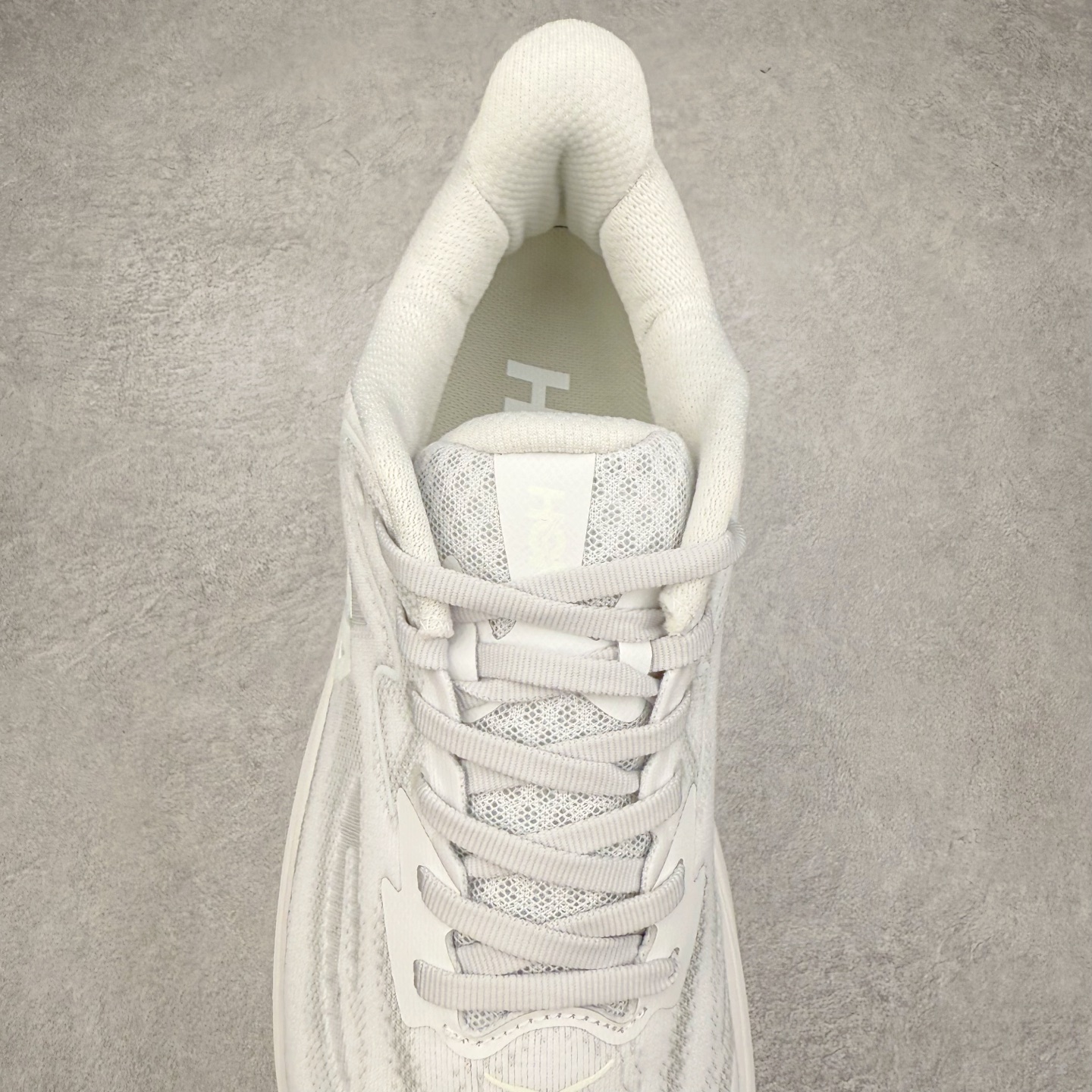 图片[5]-HOKA ONE ONE Clifton 克里夫顿10代专业性能减震公路跑步鞋 轻盈透气的针织网面和纱线的使用让鞋面更挺拔 增强鞋面的强度和支撑性能 搭配柔软的鞋舌 让双脚在舒适包裹中跑的更加畅快 全新泡棉中底 柔软的同时增强回弹性能 为不同跑者提供更平稳流畅的脚感 带来全面的缓冲保护 根据人体工程学设计的延长拉襟 后跟处弹软的海绵填充舒适固定 避免掉跟和摩擦 相比上一代光滑的内衬 Clifton 的内衬增强了摩擦力 避免双脚在鞋内滑动 尺码：36 36.5 37.5 38 38.5 39 40 40.5 41 42 42.5 43 44 44.5 45-选品中心