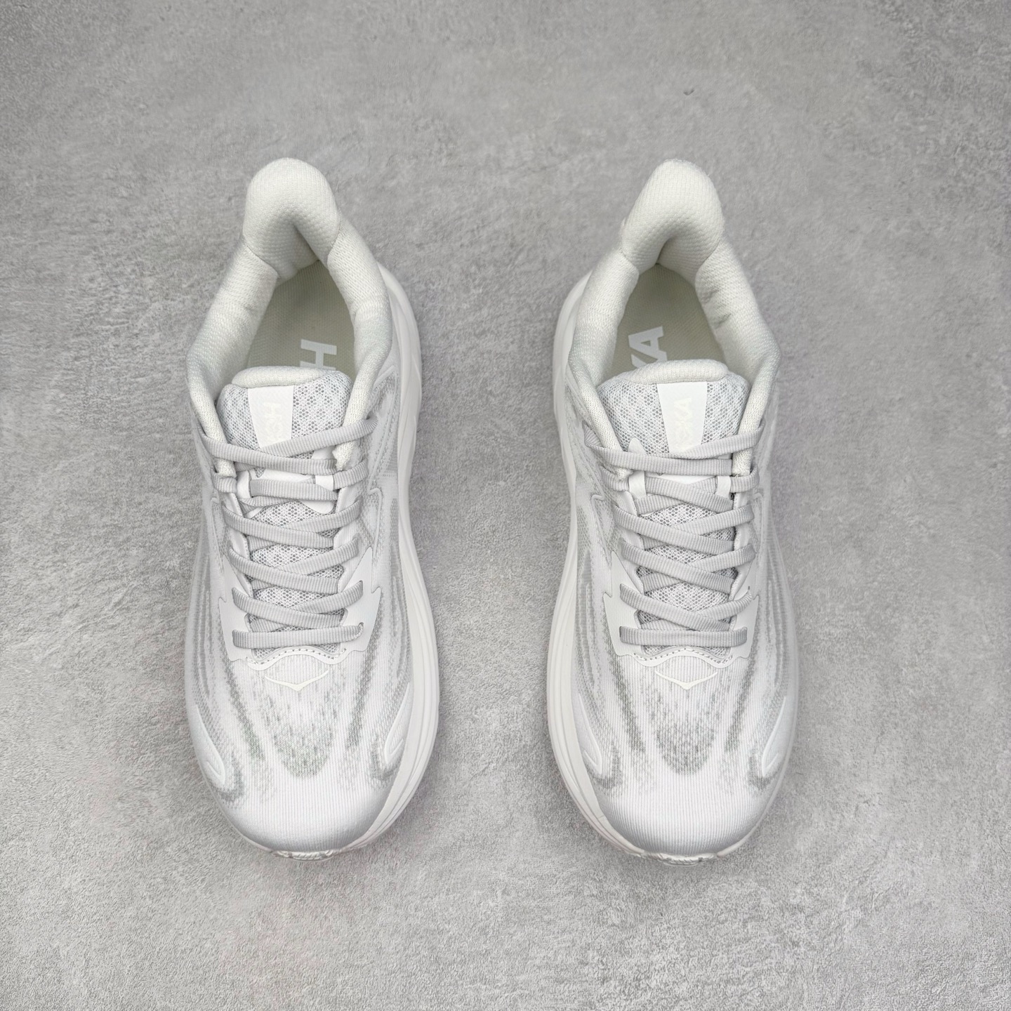 图片[2]-HOKA ONE ONE Clifton 克里夫顿10代专业性能减震公路跑步鞋 轻盈透气的针织网面和纱线的使用让鞋面更挺拔 增强鞋面的强度和支撑性能 搭配柔软的鞋舌 让双脚在舒适包裹中跑的更加畅快 全新泡棉中底 柔软的同时增强回弹性能 为不同跑者提供更平稳流畅的脚感 带来全面的缓冲保护 根据人体工程学设计的延长拉襟 后跟处弹软的海绵填充舒适固定 避免掉跟和摩擦 相比上一代光滑的内衬 Clifton 的内衬增强了摩擦力 避免双脚在鞋内滑动 尺码：36 36.5 37.5 38 38.5 39 40 40.5 41 42 42.5 43 44 44.5 45-选品中心