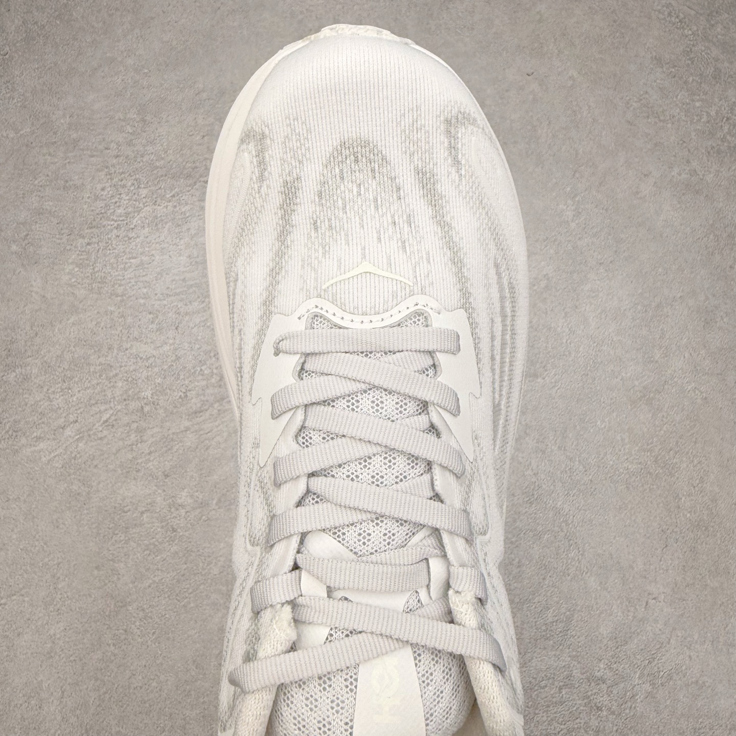 图片[4]-HOKA ONE ONE Clifton 克里夫顿10代专业性能减震公路跑步鞋 轻盈透气的针织网面和纱线的使用让鞋面更挺拔 增强鞋面的强度和支撑性能 搭配柔软的鞋舌 让双脚在舒适包裹中跑的更加畅快 全新泡棉中底 柔软的同时增强回弹性能 为不同跑者提供更平稳流畅的脚感 带来全面的缓冲保护 根据人体工程学设计的延长拉襟 后跟处弹软的海绵填充舒适固定 避免掉跟和摩擦 相比上一代光滑的内衬 Clifton 的内衬增强了摩擦力 避免双脚在鞋内滑动 尺码：36 36.5 37.5 38 38.5 39 40 40.5 41 42 42.5 43 44 44.5 45-选品中心