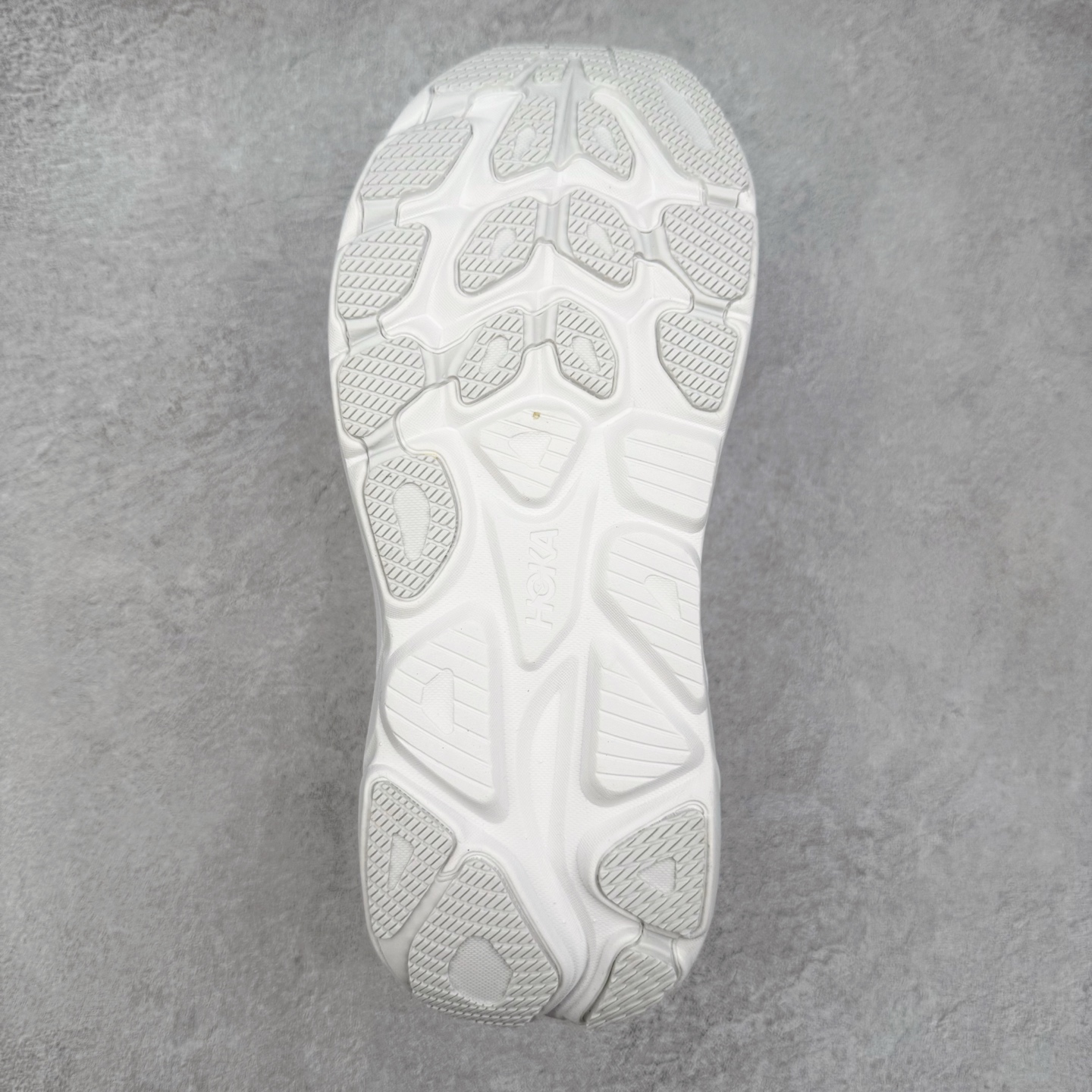 图片[9]-HOKA ONE ONE Clifton 克里夫顿10代专业性能减震公路跑步鞋 轻盈透气的针织网面和纱线的使用让鞋面更挺拔 增强鞋面的强度和支撑性能 搭配柔软的鞋舌 让双脚在舒适包裹中跑的更加畅快 全新泡棉中底 柔软的同时增强回弹性能 为不同跑者提供更平稳流畅的脚感 带来全面的缓冲保护 根据人体工程学设计的延长拉襟 后跟处弹软的海绵填充舒适固定 避免掉跟和摩擦 相比上一代光滑的内衬 Clifton 的内衬增强了摩擦力 避免双脚在鞋内滑动 尺码：36 36.5 37.5 38 38.5 39 40 40.5 41 42 42.5 43 44 44.5 45-选品中心