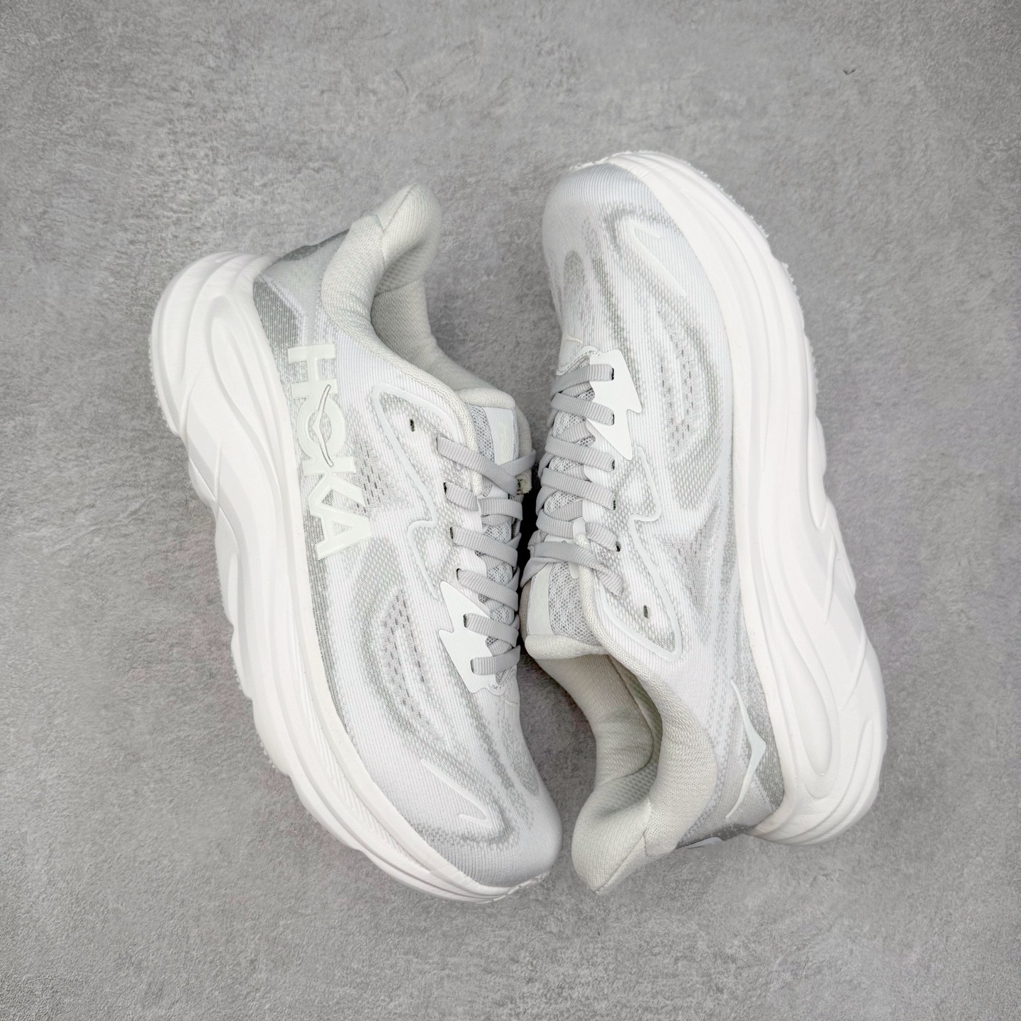 图片[3]-HOKA ONE ONE Clifton 克里夫顿10代专业性能减震公路跑步鞋 轻盈透气的针织网面和纱线的使用让鞋面更挺拔 增强鞋面的强度和支撑性能 搭配柔软的鞋舌 让双脚在舒适包裹中跑的更加畅快 全新泡棉中底 柔软的同时增强回弹性能 为不同跑者提供更平稳流畅的脚感 带来全面的缓冲保护 根据人体工程学设计的延长拉襟 后跟处弹软的海绵填充舒适固定 避免掉跟和摩擦 相比上一代光滑的内衬 Clifton 的内衬增强了摩擦力 避免双脚在鞋内滑动 尺码：36 36.5 37.5 38 38.5 39 40 40.5 41 42 42.5 43 44 44.5 45-选品中心