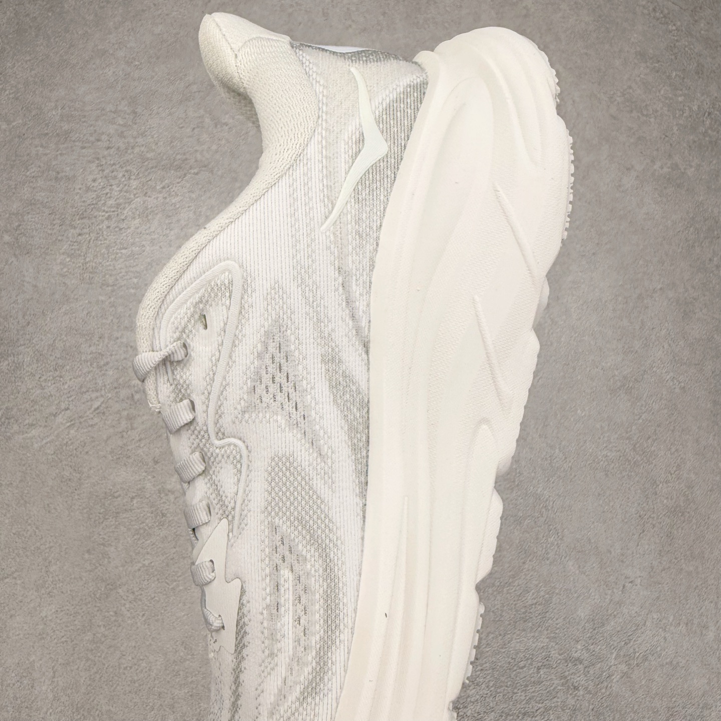 图片[7]-HOKA ONE ONE Clifton 克里夫顿10代专业性能减震公路跑步鞋 轻盈透气的针织网面和纱线的使用让鞋面更挺拔 增强鞋面的强度和支撑性能 搭配柔软的鞋舌 让双脚在舒适包裹中跑的更加畅快 全新泡棉中底 柔软的同时增强回弹性能 为不同跑者提供更平稳流畅的脚感 带来全面的缓冲保护 根据人体工程学设计的延长拉襟 后跟处弹软的海绵填充舒适固定 避免掉跟和摩擦 相比上一代光滑的内衬 Clifton 的内衬增强了摩擦力 避免双脚在鞋内滑动 尺码：36 36.5 37.5 38 38.5 39 40 40.5 41 42 42.5 43 44 44.5 45-选品中心