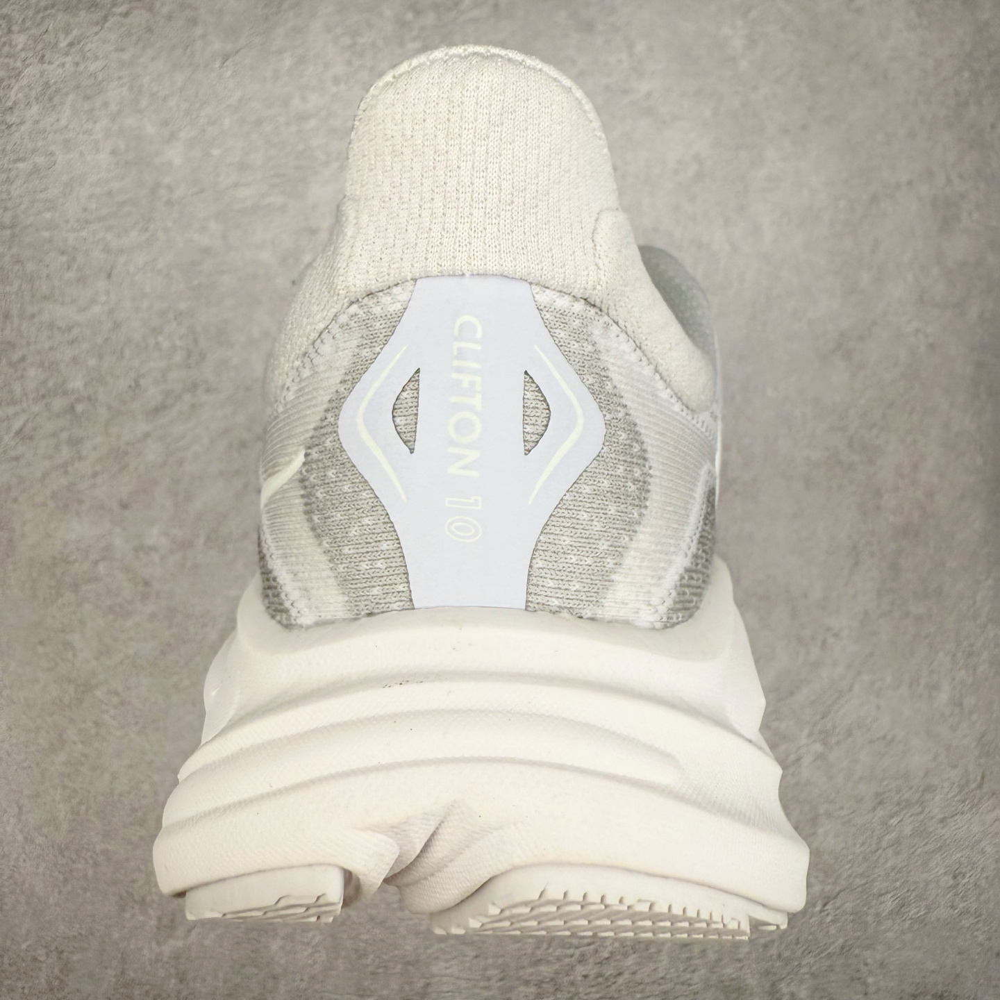 图片[8]-HOKA ONE ONE Clifton 克里夫顿10代专业性能减震公路跑步鞋 轻盈透气的针织网面和纱线的使用让鞋面更挺拔 增强鞋面的强度和支撑性能 搭配柔软的鞋舌 让双脚在舒适包裹中跑的更加畅快 全新泡棉中底 柔软的同时增强回弹性能 为不同跑者提供更平稳流畅的脚感 带来全面的缓冲保护 根据人体工程学设计的延长拉襟 后跟处弹软的海绵填充舒适固定 避免掉跟和摩擦 相比上一代光滑的内衬 Clifton 的内衬增强了摩擦力 避免双脚在鞋内滑动 尺码：36 36.5 37.5 38 38.5 39 40 40.5 41 42 42.5 43 44 44.5 45-选品中心