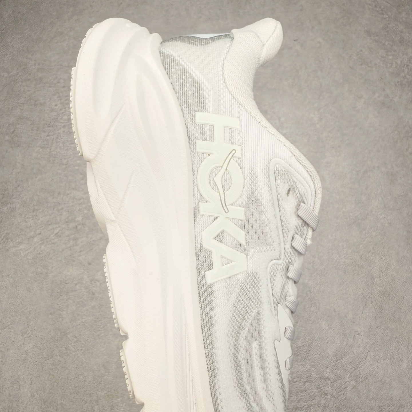 图片[6]-HOKA ONE ONE Clifton 克里夫顿10代专业性能减震公路跑步鞋 轻盈透气的针织网面和纱线的使用让鞋面更挺拔 增强鞋面的强度和支撑性能 搭配柔软的鞋舌 让双脚在舒适包裹中跑的更加畅快 全新泡棉中底 柔软的同时增强回弹性能 为不同跑者提供更平稳流畅的脚感 带来全面的缓冲保护 根据人体工程学设计的延长拉襟 后跟处弹软的海绵填充舒适固定 避免掉跟和摩擦 相比上一代光滑的内衬 Clifton 的内衬增强了摩擦力 避免双脚在鞋内滑动 尺码：36 36.5 37.5 38 38.5 39 40 40.5 41 42 42.5 43 44 44.5 45-选品中心