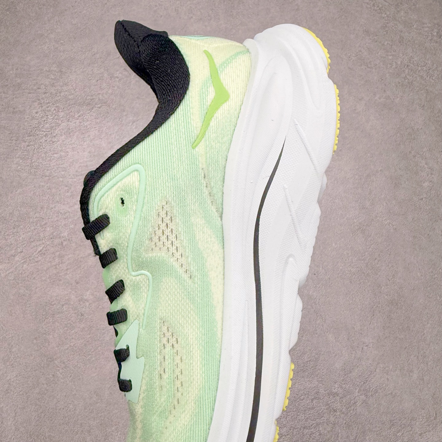 图片[7]-HOKA ONE ONE Clifton 克里夫顿10代专业性能减震公路跑步鞋 轻盈透气的针织网面和纱线的使用让鞋面更挺拔 增强鞋面的强度和支撑性能 搭配柔软的鞋舌 让双脚在舒适包裹中跑的更加畅快 全新泡棉中底 柔软的同时增强回弹性能 为不同跑者提供更平稳流畅的脚感 带来全面的缓冲保护 根据人体工程学设计的延长拉襟 后跟处弹软的海绵填充舒适固定 避免掉跟和摩擦 相比上一代光滑的内衬 Clifton 的内衬增强了摩擦力 避免双脚在鞋内滑动 尺码：36 36.5 37.5 38 38.5 39 40 40.5 41 42 42.5 43 44 44.5 45-选品中心