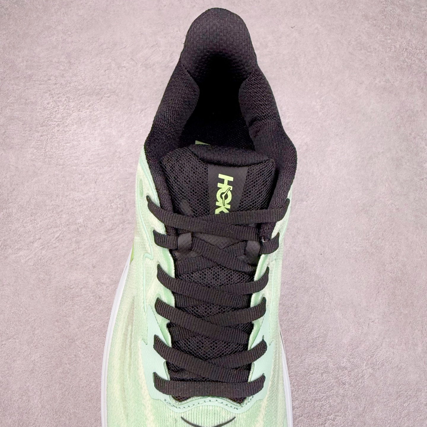 图片[5]-HOKA ONE ONE Clifton 克里夫顿10代专业性能减震公路跑步鞋 轻盈透气的针织网面和纱线的使用让鞋面更挺拔 增强鞋面的强度和支撑性能 搭配柔软的鞋舌 让双脚在舒适包裹中跑的更加畅快 全新泡棉中底 柔软的同时增强回弹性能 为不同跑者提供更平稳流畅的脚感 带来全面的缓冲保护 根据人体工程学设计的延长拉襟 后跟处弹软的海绵填充舒适固定 避免掉跟和摩擦 相比上一代光滑的内衬 Clifton 的内衬增强了摩擦力 避免双脚在鞋内滑动 尺码：36 36.5 37.5 38 38.5 39 40 40.5 41 42 42.5 43 44 44.5 45-选品中心