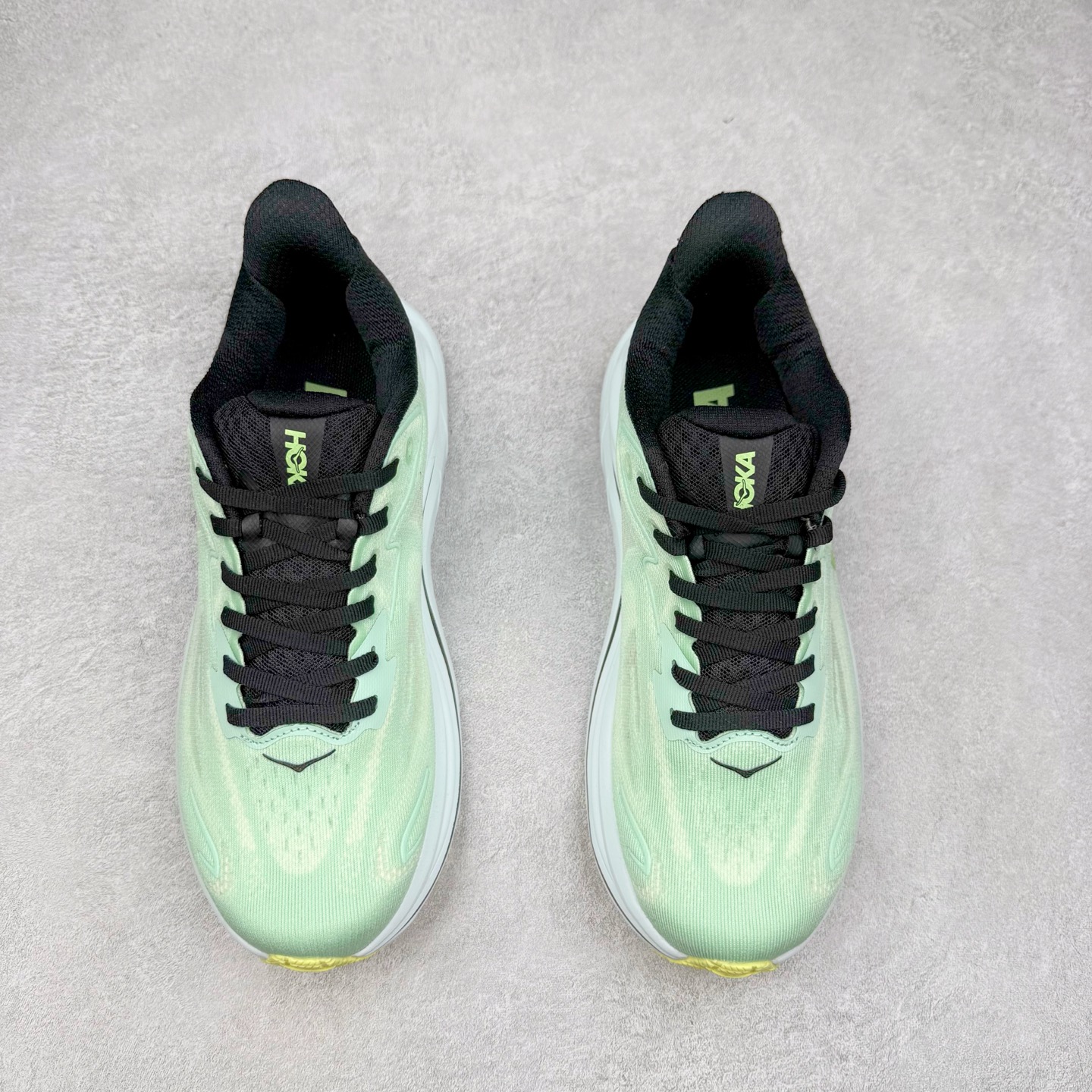 图片[2]-HOKA ONE ONE Clifton 克里夫顿10代专业性能减震公路跑步鞋 轻盈透气的针织网面和纱线的使用让鞋面更挺拔 增强鞋面的强度和支撑性能 搭配柔软的鞋舌 让双脚在舒适包裹中跑的更加畅快 全新泡棉中底 柔软的同时增强回弹性能 为不同跑者提供更平稳流畅的脚感 带来全面的缓冲保护 根据人体工程学设计的延长拉襟 后跟处弹软的海绵填充舒适固定 避免掉跟和摩擦 相比上一代光滑的内衬 Clifton 的内衬增强了摩擦力 避免双脚在鞋内滑动 尺码：36 36.5 37.5 38 38.5 39 40 40.5 41 42 42.5 43 44 44.5 45-选品中心