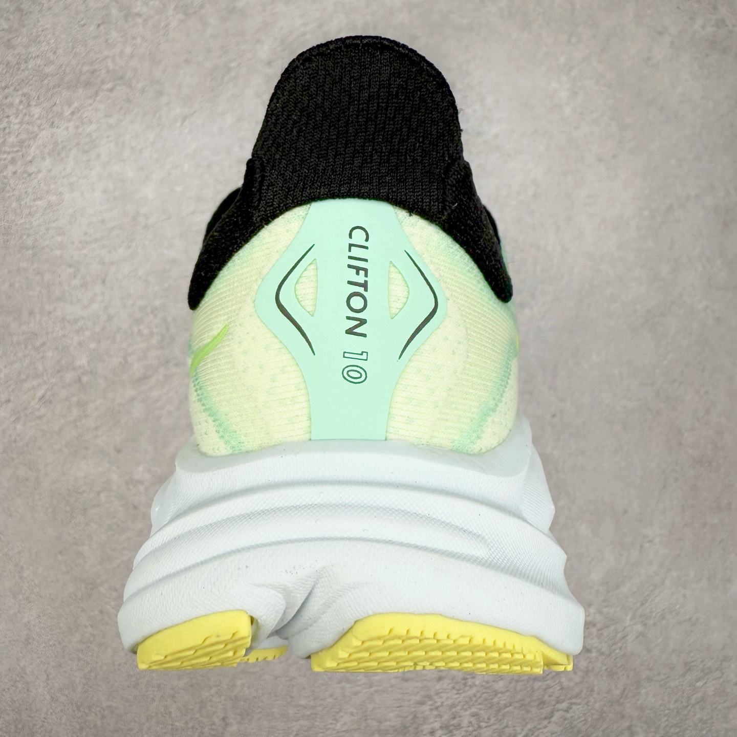 图片[8]-HOKA ONE ONE Clifton 克里夫顿10代专业性能减震公路跑步鞋 轻盈透气的针织网面和纱线的使用让鞋面更挺拔 增强鞋面的强度和支撑性能 搭配柔软的鞋舌 让双脚在舒适包裹中跑的更加畅快 全新泡棉中底 柔软的同时增强回弹性能 为不同跑者提供更平稳流畅的脚感 带来全面的缓冲保护 根据人体工程学设计的延长拉襟 后跟处弹软的海绵填充舒适固定 避免掉跟和摩擦 相比上一代光滑的内衬 Clifton 的内衬增强了摩擦力 避免双脚在鞋内滑动 尺码：36 36.5 37.5 38 38.5 39 40 40.5 41 42 42.5 43 44 44.5 45-选品中心