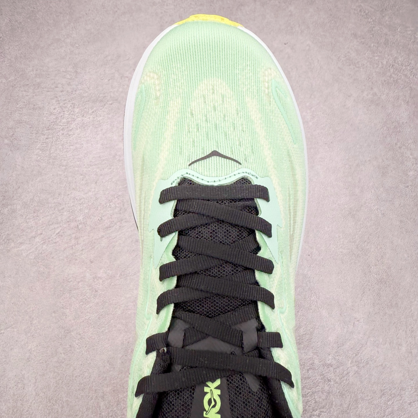 图片[4]-HOKA ONE ONE Clifton 克里夫顿10代专业性能减震公路跑步鞋 轻盈透气的针织网面和纱线的使用让鞋面更挺拔 增强鞋面的强度和支撑性能 搭配柔软的鞋舌 让双脚在舒适包裹中跑的更加畅快 全新泡棉中底 柔软的同时增强回弹性能 为不同跑者提供更平稳流畅的脚感 带来全面的缓冲保护 根据人体工程学设计的延长拉襟 后跟处弹软的海绵填充舒适固定 避免掉跟和摩擦 相比上一代光滑的内衬 Clifton 的内衬增强了摩擦力 避免双脚在鞋内滑动 尺码：36 36.5 37.5 38 38.5 39 40 40.5 41 42 42.5 43 44 44.5 45-选品中心