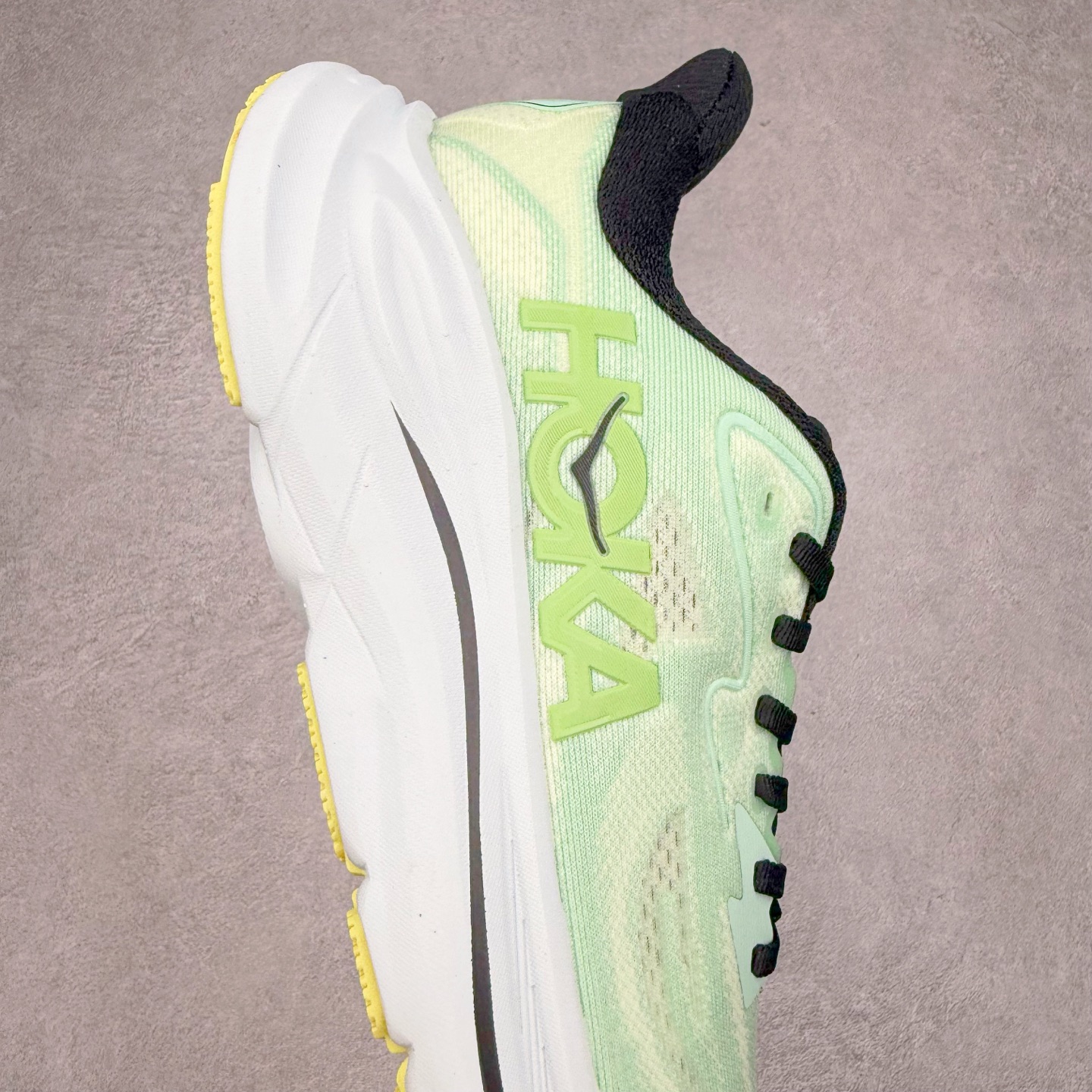 图片[6]-HOKA ONE ONE Clifton 克里夫顿10代专业性能减震公路跑步鞋 轻盈透气的针织网面和纱线的使用让鞋面更挺拔 增强鞋面的强度和支撑性能 搭配柔软的鞋舌 让双脚在舒适包裹中跑的更加畅快 全新泡棉中底 柔软的同时增强回弹性能 为不同跑者提供更平稳流畅的脚感 带来全面的缓冲保护 根据人体工程学设计的延长拉襟 后跟处弹软的海绵填充舒适固定 避免掉跟和摩擦 相比上一代光滑的内衬 Clifton 的内衬增强了摩擦力 避免双脚在鞋内滑动 尺码：36 36.5 37.5 38 38.5 39 40 40.5 41 42 42.5 43 44 44.5 45-选品中心