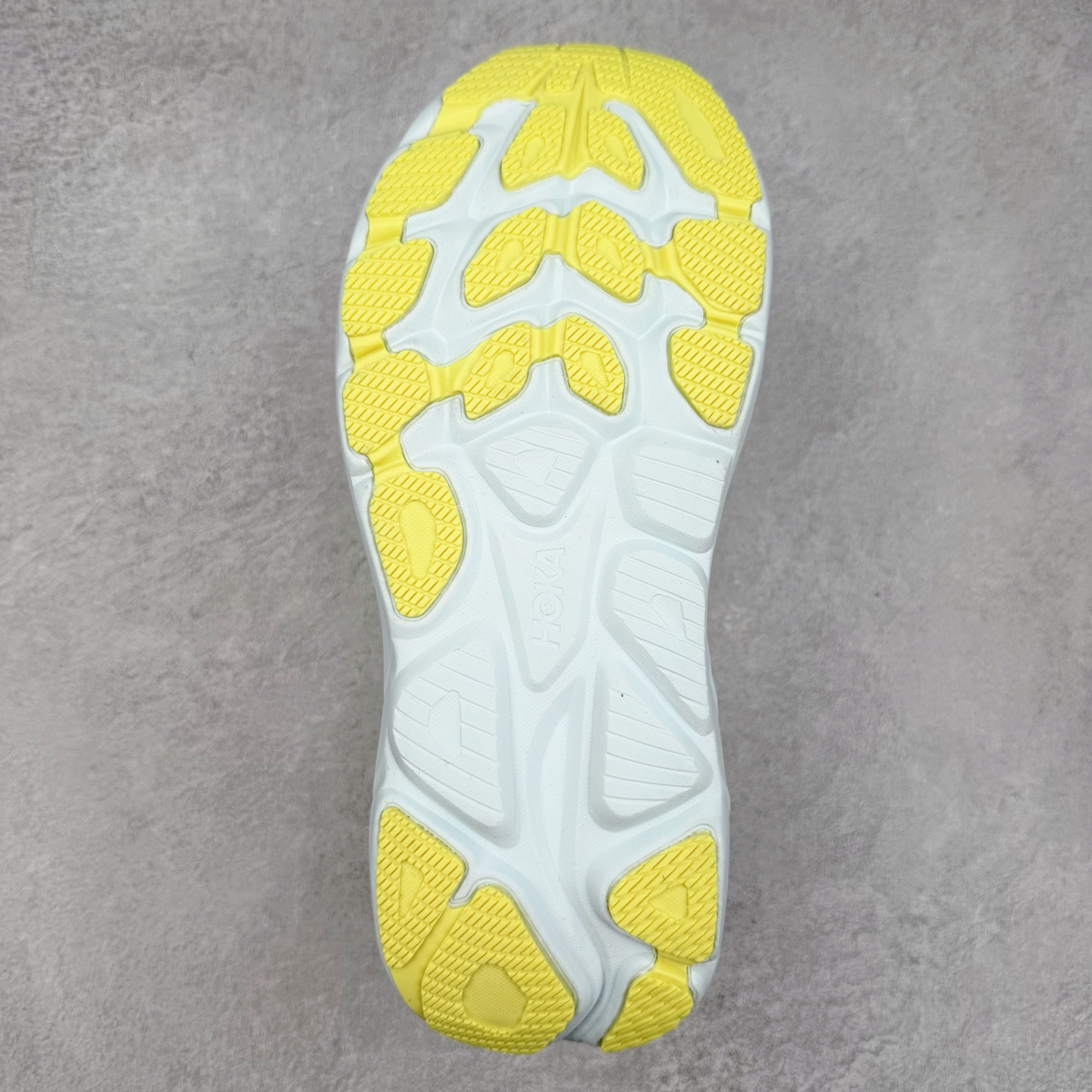 图片[9]-HOKA ONE ONE Clifton 克里夫顿10代专业性能减震公路跑步鞋 轻盈透气的针织网面和纱线的使用让鞋面更挺拔 增强鞋面的强度和支撑性能 搭配柔软的鞋舌 让双脚在舒适包裹中跑的更加畅快 全新泡棉中底 柔软的同时增强回弹性能 为不同跑者提供更平稳流畅的脚感 带来全面的缓冲保护 根据人体工程学设计的延长拉襟 后跟处弹软的海绵填充舒适固定 避免掉跟和摩擦 相比上一代光滑的内衬 Clifton 的内衬增强了摩擦力 避免双脚在鞋内滑动 尺码：36 36.5 37.5 38 38.5 39 40 40.5 41 42 42.5 43 44 44.5 45-选品中心