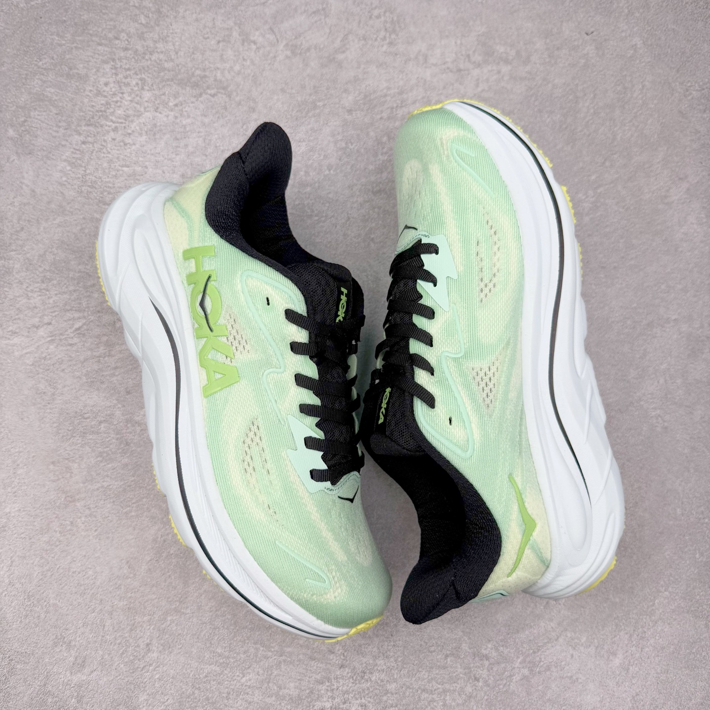 图片[3]-HOKA ONE ONE Clifton 克里夫顿10代专业性能减震公路跑步鞋 轻盈透气的针织网面和纱线的使用让鞋面更挺拔 增强鞋面的强度和支撑性能 搭配柔软的鞋舌 让双脚在舒适包裹中跑的更加畅快 全新泡棉中底 柔软的同时增强回弹性能 为不同跑者提供更平稳流畅的脚感 带来全面的缓冲保护 根据人体工程学设计的延长拉襟 后跟处弹软的海绵填充舒适固定 避免掉跟和摩擦 相比上一代光滑的内衬 Clifton 的内衬增强了摩擦力 避免双脚在鞋内滑动 尺码：36 36.5 37.5 38 38.5 39 40 40.5 41 42 42.5 43 44 44.5 45-选品中心