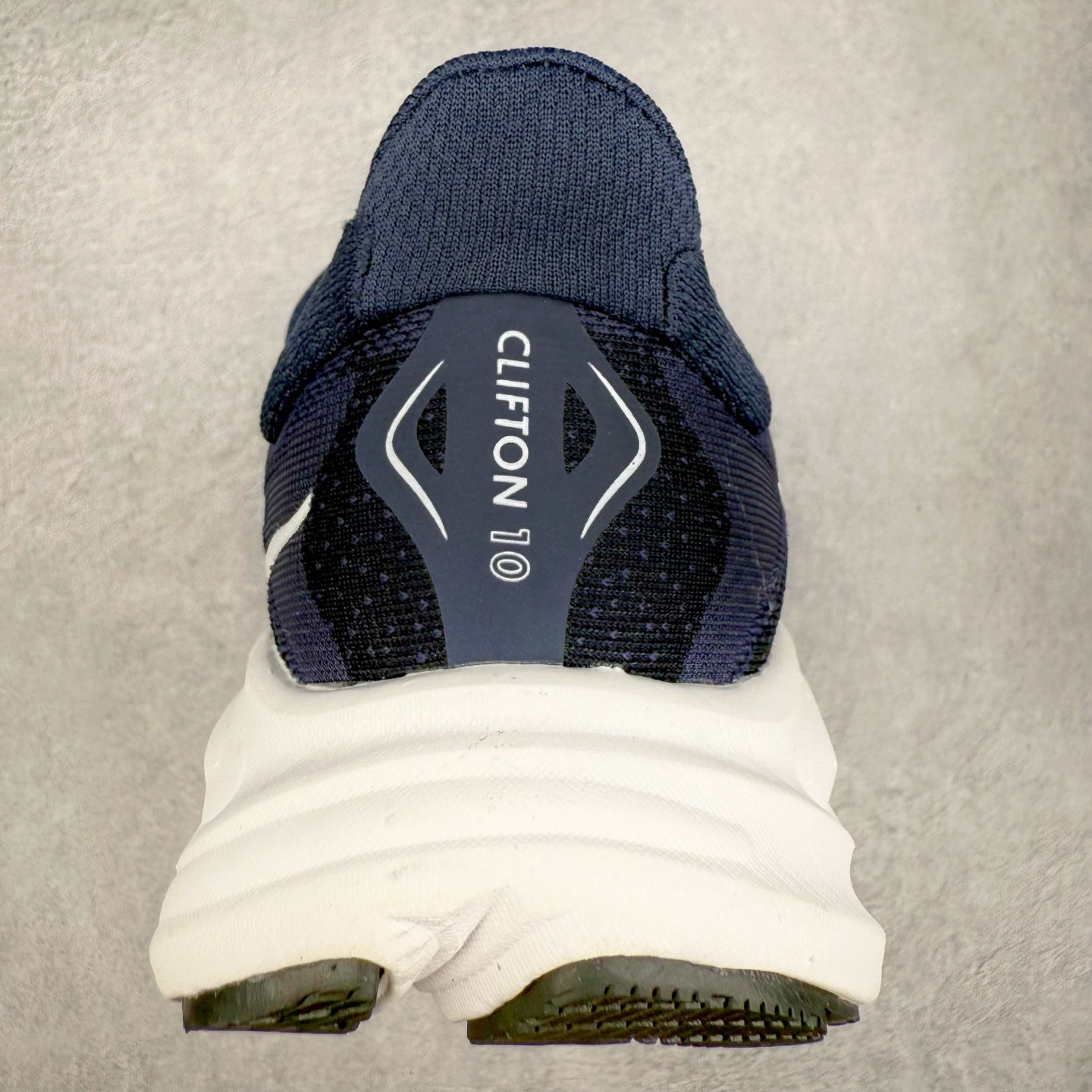 图片[8]-HOKA ONE ONE Clifton 克里夫顿10代专业性能减震公路跑步鞋 轻盈透气的针织网面和纱线的使用让鞋面更挺拔 增强鞋面的强度和支撑性能 搭配柔软的鞋舌 让双脚在舒适包裹中跑的更加畅快 全新泡棉中底 柔软的同时增强回弹性能 为不同跑者提供更平稳流畅的脚感 带来全面的缓冲保护 根据人体工程学设计的延长拉襟 后跟处弹软的海绵填充舒适固定 避免掉跟和摩擦 相比上一代光滑的内衬 Clifton 的内衬增强了摩擦力 避免双脚在鞋内滑动 尺码：36 36.5 37.5 38 38.5 39 40 40.5 41 42 42.5 43 44 44.5 45-选品中心