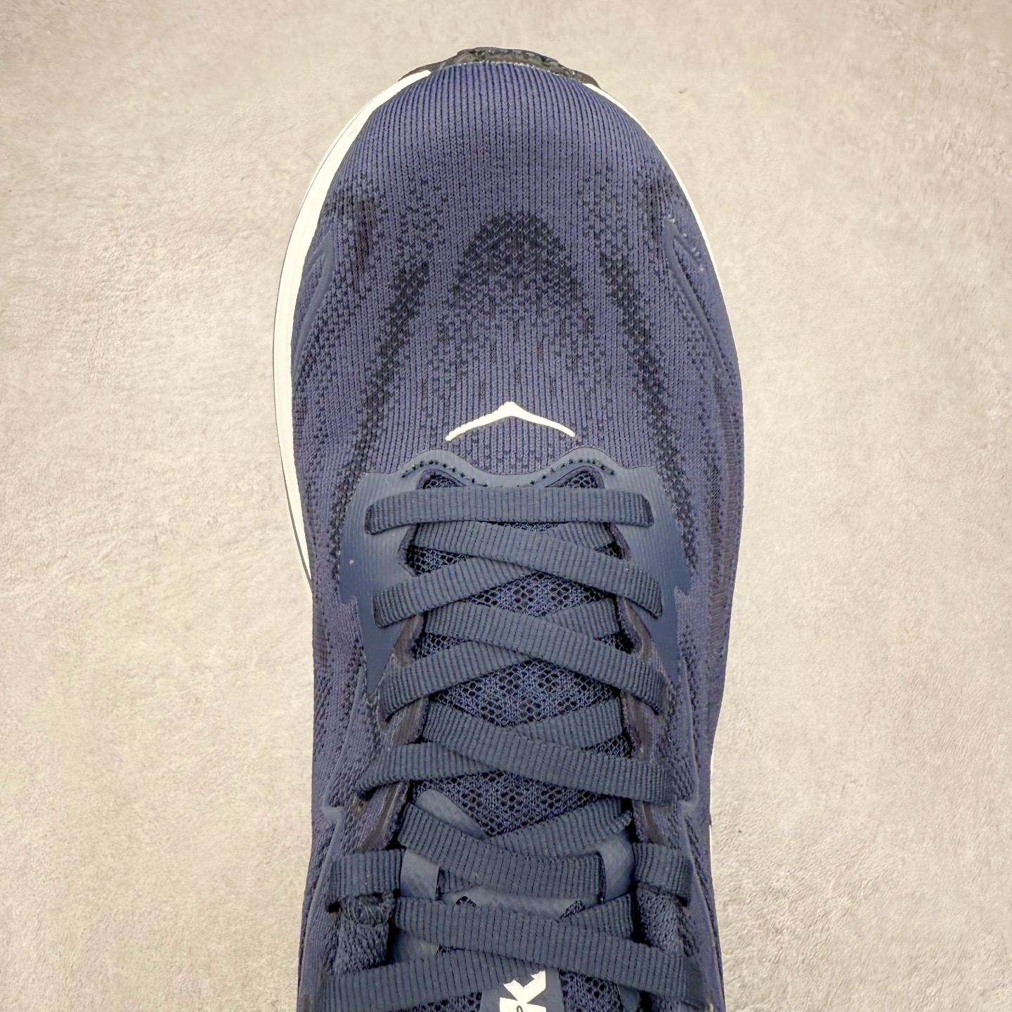 图片[4]-HOKA ONE ONE Clifton 克里夫顿10代专业性能减震公路跑步鞋 轻盈透气的针织网面和纱线的使用让鞋面更挺拔 增强鞋面的强度和支撑性能 搭配柔软的鞋舌 让双脚在舒适包裹中跑的更加畅快 全新泡棉中底 柔软的同时增强回弹性能 为不同跑者提供更平稳流畅的脚感 带来全面的缓冲保护 根据人体工程学设计的延长拉襟 后跟处弹软的海绵填充舒适固定 避免掉跟和摩擦 相比上一代光滑的内衬 Clifton 的内衬增强了摩擦力 避免双脚在鞋内滑动 尺码：36 36.5 37.5 38 38.5 39 40 40.5 41 42 42.5 43 44 44.5 45-选品中心