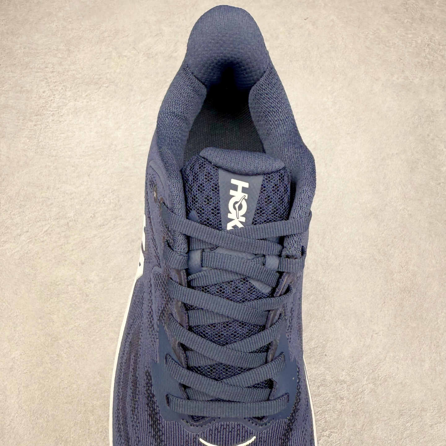 图片[5]-HOKA ONE ONE Clifton 克里夫顿10代专业性能减震公路跑步鞋 轻盈透气的针织网面和纱线的使用让鞋面更挺拔 增强鞋面的强度和支撑性能 搭配柔软的鞋舌 让双脚在舒适包裹中跑的更加畅快 全新泡棉中底 柔软的同时增强回弹性能 为不同跑者提供更平稳流畅的脚感 带来全面的缓冲保护 根据人体工程学设计的延长拉襟 后跟处弹软的海绵填充舒适固定 避免掉跟和摩擦 相比上一代光滑的内衬 Clifton 的内衬增强了摩擦力 避免双脚在鞋内滑动 尺码：36 36.5 37.5 38 38.5 39 40 40.5 41 42 42.5 43 44 44.5 45-选品中心