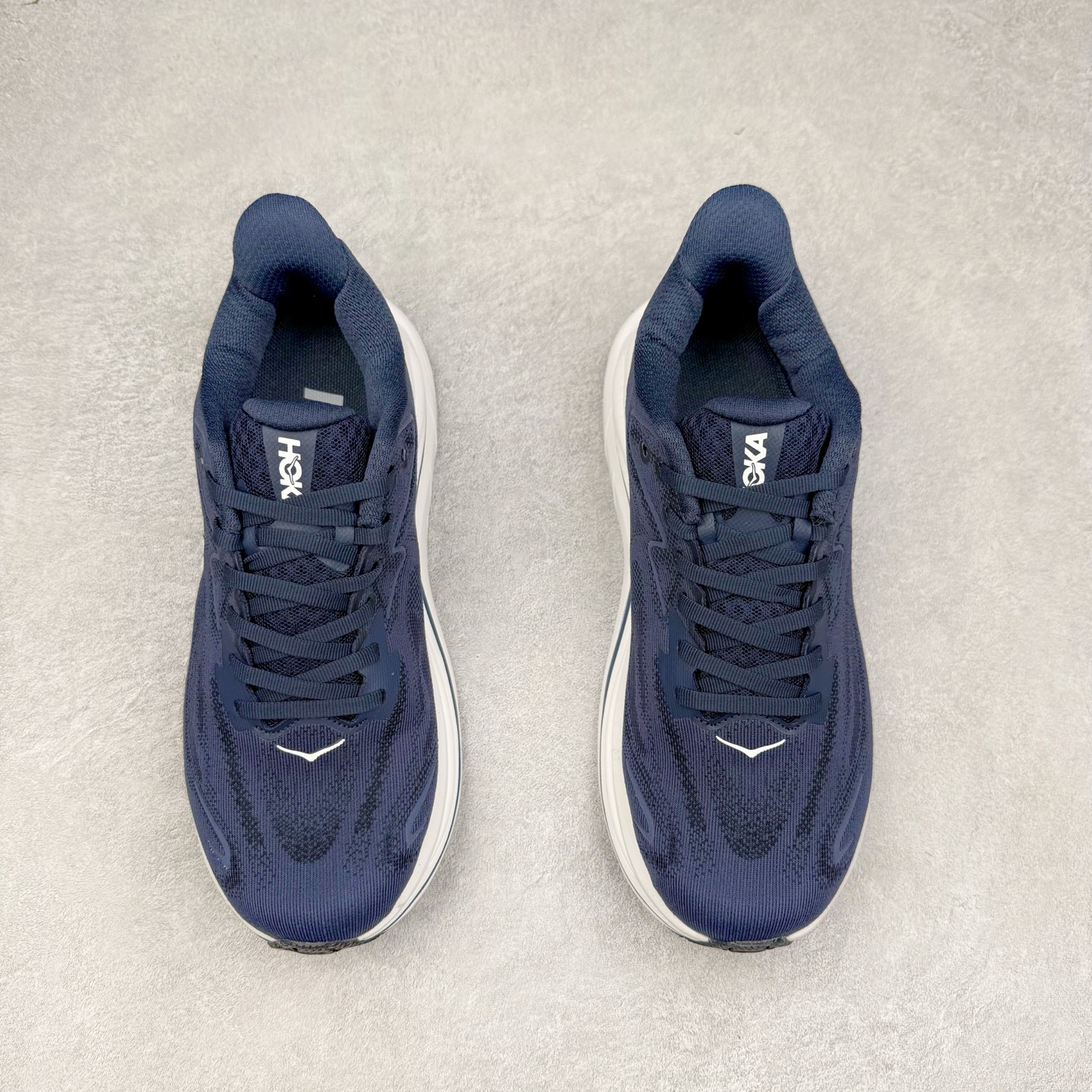 图片[2]-HOKA ONE ONE Clifton 克里夫顿10代专业性能减震公路跑步鞋 轻盈透气的针织网面和纱线的使用让鞋面更挺拔 增强鞋面的强度和支撑性能 搭配柔软的鞋舌 让双脚在舒适包裹中跑的更加畅快 全新泡棉中底 柔软的同时增强回弹性能 为不同跑者提供更平稳流畅的脚感 带来全面的缓冲保护 根据人体工程学设计的延长拉襟 后跟处弹软的海绵填充舒适固定 避免掉跟和摩擦 相比上一代光滑的内衬 Clifton 的内衬增强了摩擦力 避免双脚在鞋内滑动 尺码：36 36.5 37.5 38 38.5 39 40 40.5 41 42 42.5 43 44 44.5 45-选品中心