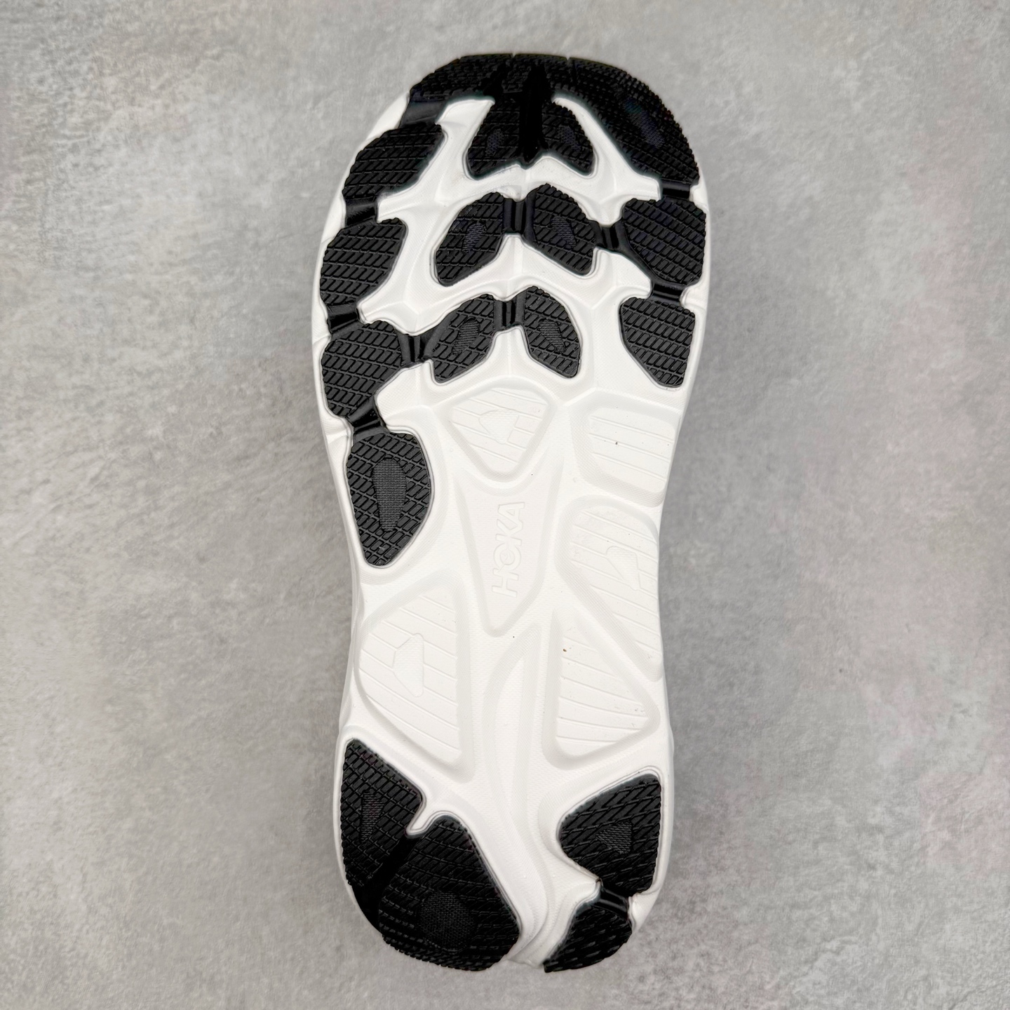 图片[9]-HOKA ONE ONE Clifton 克里夫顿10代专业性能减震公路跑步鞋 轻盈透气的针织网面和纱线的使用让鞋面更挺拔 增强鞋面的强度和支撑性能 搭配柔软的鞋舌 让双脚在舒适包裹中跑的更加畅快 全新泡棉中底 柔软的同时增强回弹性能 为不同跑者提供更平稳流畅的脚感 带来全面的缓冲保护 根据人体工程学设计的延长拉襟 后跟处弹软的海绵填充舒适固定 避免掉跟和摩擦 相比上一代光滑的内衬 Clifton 的内衬增强了摩擦力 避免双脚在鞋内滑动 尺码：36 36.5 37.5 38 38.5 39 40 40.5 41 42 42.5 43 44 44.5 45-选品中心