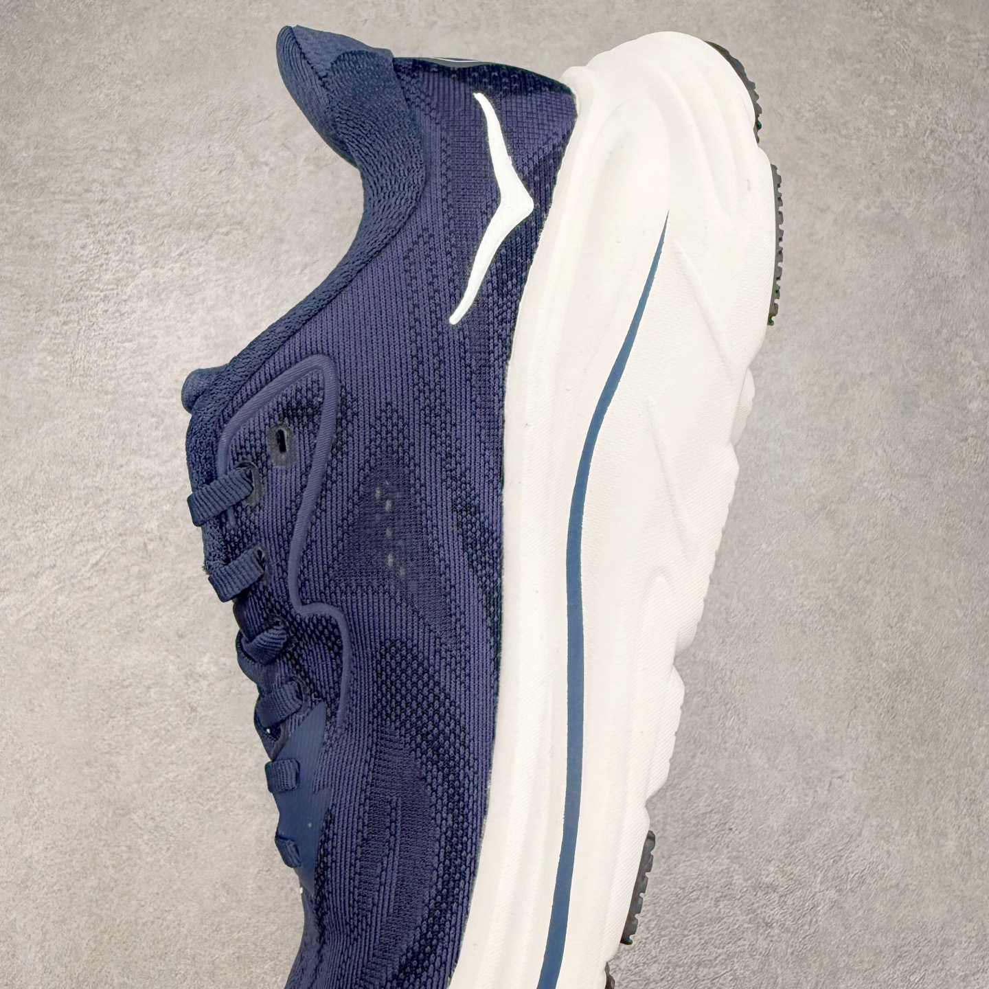 图片[7]-HOKA ONE ONE Clifton 克里夫顿10代专业性能减震公路跑步鞋 轻盈透气的针织网面和纱线的使用让鞋面更挺拔 增强鞋面的强度和支撑性能 搭配柔软的鞋舌 让双脚在舒适包裹中跑的更加畅快 全新泡棉中底 柔软的同时增强回弹性能 为不同跑者提供更平稳流畅的脚感 带来全面的缓冲保护 根据人体工程学设计的延长拉襟 后跟处弹软的海绵填充舒适固定 避免掉跟和摩擦 相比上一代光滑的内衬 Clifton 的内衬增强了摩擦力 避免双脚在鞋内滑动 尺码：36 36.5 37.5 38 38.5 39 40 40.5 41 42 42.5 43 44 44.5 45-选品中心