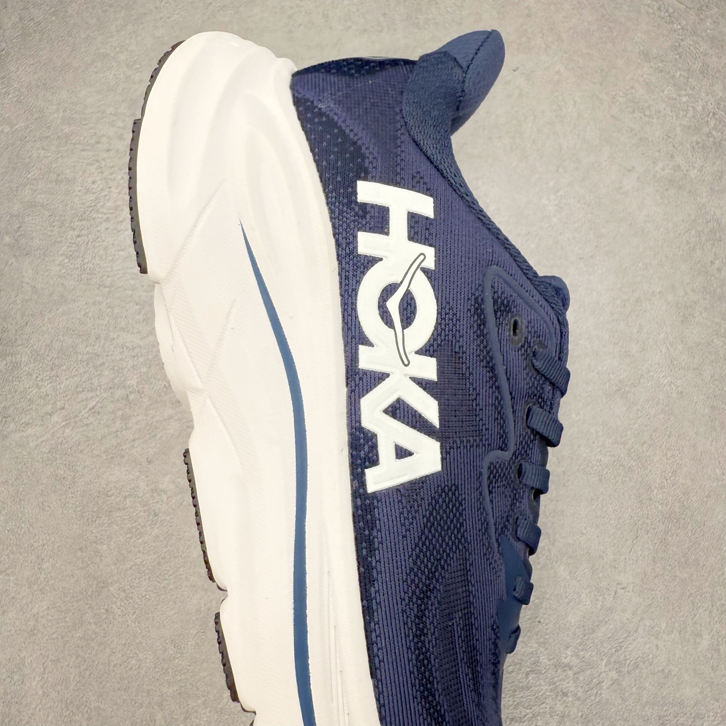 图片[6]-HOKA ONE ONE Clifton 克里夫顿10代专业性能减震公路跑步鞋 轻盈透气的针织网面和纱线的使用让鞋面更挺拔 增强鞋面的强度和支撑性能 搭配柔软的鞋舌 让双脚在舒适包裹中跑的更加畅快 全新泡棉中底 柔软的同时增强回弹性能 为不同跑者提供更平稳流畅的脚感 带来全面的缓冲保护 根据人体工程学设计的延长拉襟 后跟处弹软的海绵填充舒适固定 避免掉跟和摩擦 相比上一代光滑的内衬 Clifton 的内衬增强了摩擦力 避免双脚在鞋内滑动 尺码：36 36.5 37.5 38 38.5 39 40 40.5 41 42 42.5 43 44 44.5 45-选品中心