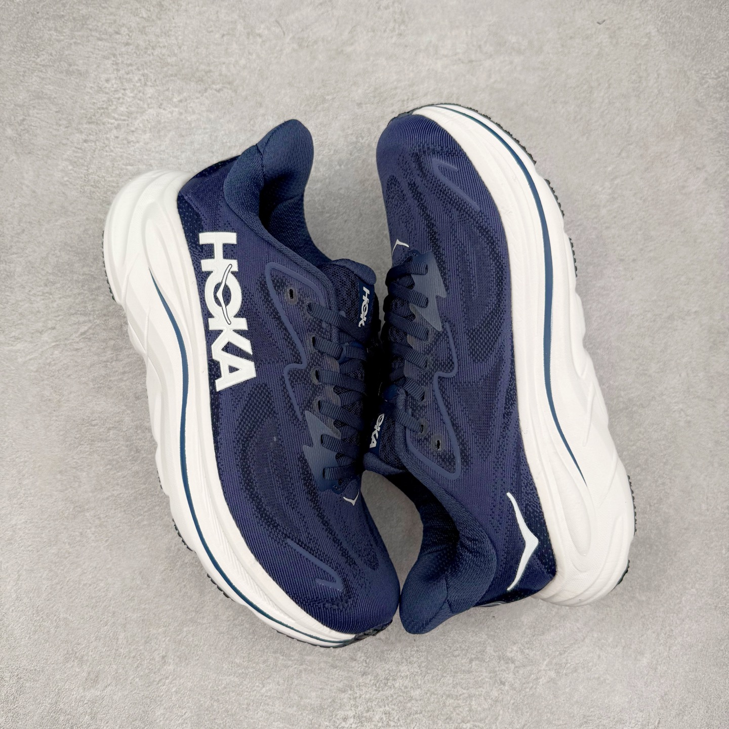 图片[3]-HOKA ONE ONE Clifton 克里夫顿10代专业性能减震公路跑步鞋 轻盈透气的针织网面和纱线的使用让鞋面更挺拔 增强鞋面的强度和支撑性能 搭配柔软的鞋舌 让双脚在舒适包裹中跑的更加畅快 全新泡棉中底 柔软的同时增强回弹性能 为不同跑者提供更平稳流畅的脚感 带来全面的缓冲保护 根据人体工程学设计的延长拉襟 后跟处弹软的海绵填充舒适固定 避免掉跟和摩擦 相比上一代光滑的内衬 Clifton 的内衬增强了摩擦力 避免双脚在鞋内滑动 尺码：36 36.5 37.5 38 38.5 39 40 40.5 41 42 42.5 43 44 44.5 45-选品中心