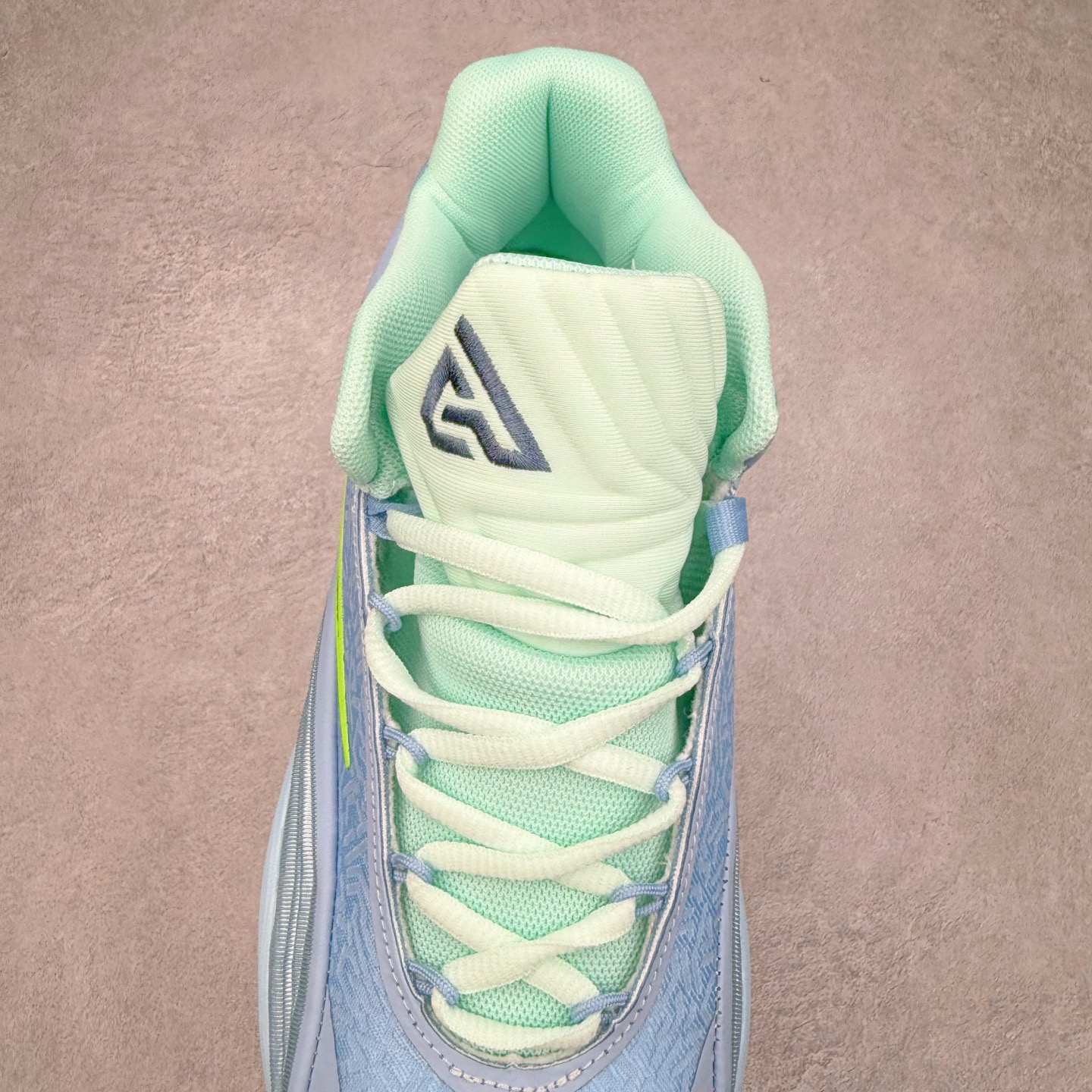 图片[5]-NK Zoom Freak 7 EP 字母哥七代支持轻实战篮球鞋 依旧沿袭了低帮的设定 保证实战的灵活性 类蝉翼网纱材质打造的鞋面带来更极致的轻量化 鞋舌上点缀字母哥的个人 Logo 彰显了签名鞋身份 整体设计采用了 Zoom Freak 系列一贯的风格 鞋身上有巨大的 Swoosh 贯穿中底 甚至延伸到了鞋跟后侧 鞋身线条相比前代圆润了一些 鞋头造型和侧面的观感隐约有 Air Jordan 36 的影子 足弓处延伸到中底的 Swoosh 部分做了开窗设计 中底的造型也加入了更多的几何棱角线条 辨识度依旧 尺码：40 40.5 41 42 42.5 43 44 44.5 45 46-选品中心