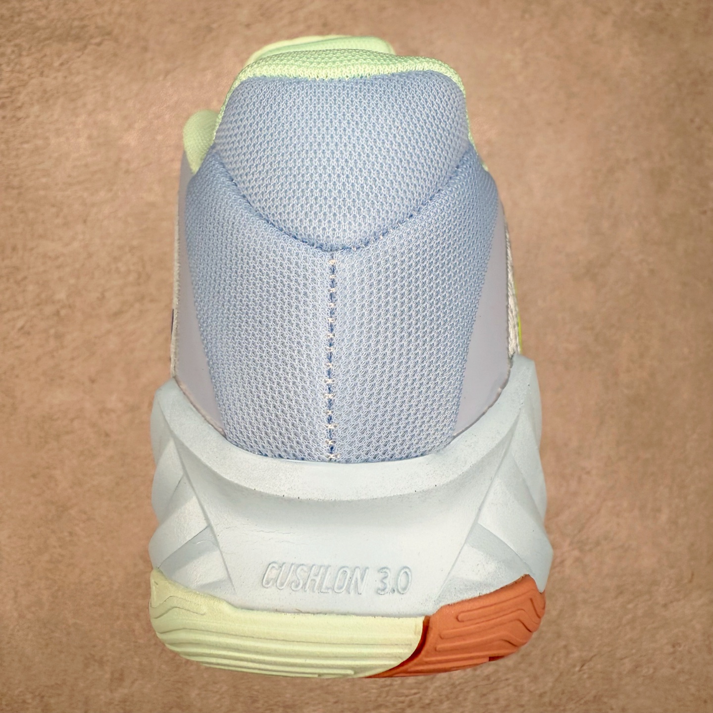 图片[8]-NK Zoom Freak 7 EP 字母哥七代支持轻实战篮球鞋 依旧沿袭了低帮的设定 保证实战的灵活性 类蝉翼网纱材质打造的鞋面带来更极致的轻量化 鞋舌上点缀字母哥的个人 Logo 彰显了签名鞋身份 整体设计采用了 Zoom Freak 系列一贯的风格 鞋身上有巨大的 Swoosh 贯穿中底 甚至延伸到了鞋跟后侧 鞋身线条相比前代圆润了一些 鞋头造型和侧面的观感隐约有 Air Jordan 36 的影子 足弓处延伸到中底的 Swoosh 部分做了开窗设计 中底的造型也加入了更多的几何棱角线条 辨识度依旧 尺码：40 40.5 41 42 42.5 43 44 44.5 45 46-选品中心