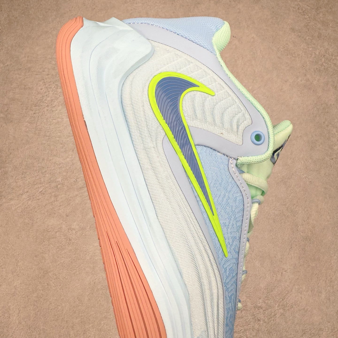 图片[6]-NK Zoom Freak 7 EP 字母哥七代支持轻实战篮球鞋 依旧沿袭了低帮的设定 保证实战的灵活性 类蝉翼网纱材质打造的鞋面带来更极致的轻量化 鞋舌上点缀字母哥的个人 Logo 彰显了签名鞋身份 整体设计采用了 Zoom Freak 系列一贯的风格 鞋身上有巨大的 Swoosh 贯穿中底 甚至延伸到了鞋跟后侧 鞋身线条相比前代圆润了一些 鞋头造型和侧面的观感隐约有 Air Jordan 36 的影子 足弓处延伸到中底的 Swoosh 部分做了开窗设计 中底的造型也加入了更多的几何棱角线条 辨识度依旧 尺码：40 40.5 41 42 42.5 43 44 44.5 45 46-选品中心